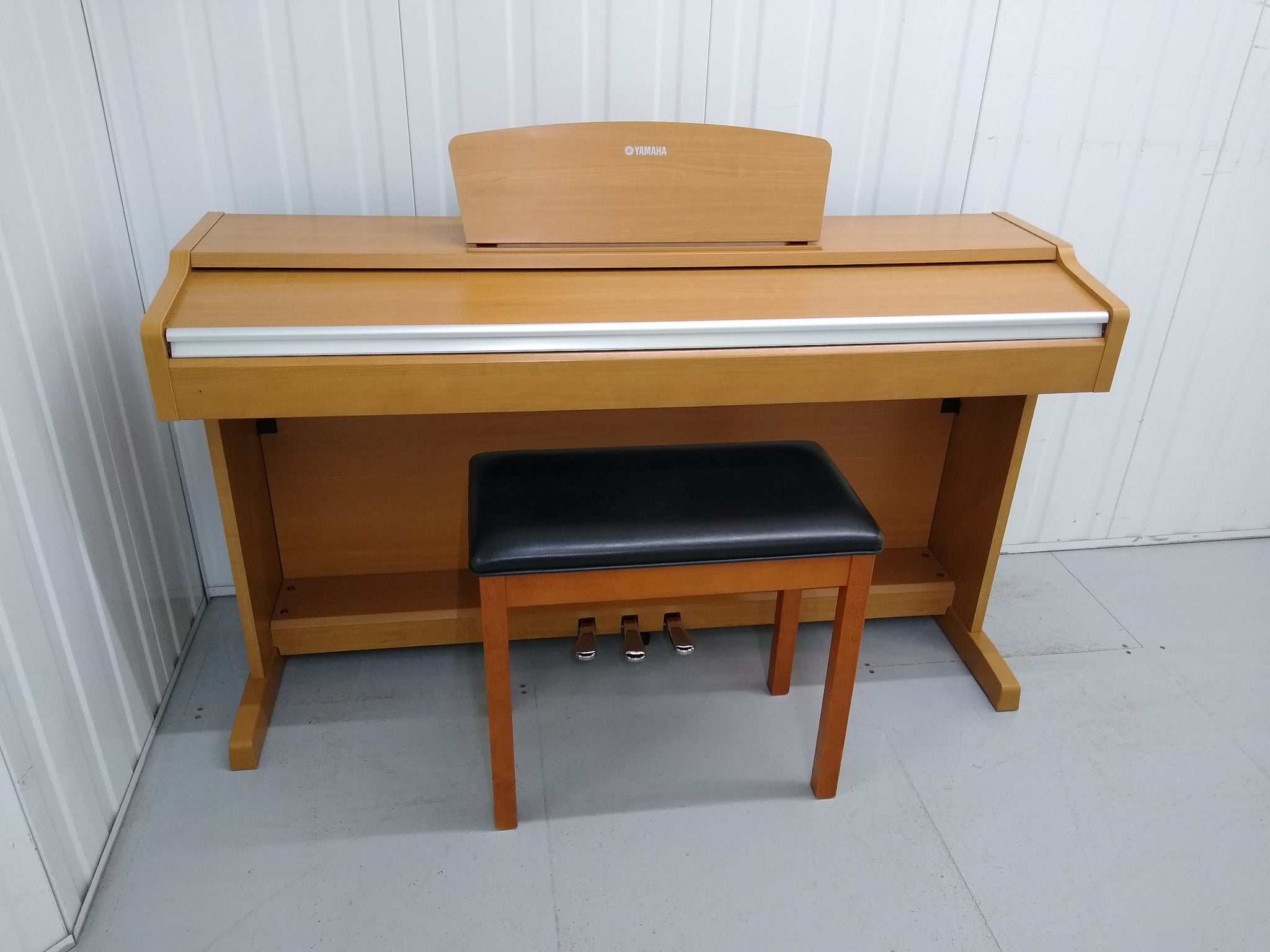 Yamaha Arius YDP-131 Digital Piano in cherry / light oak finish