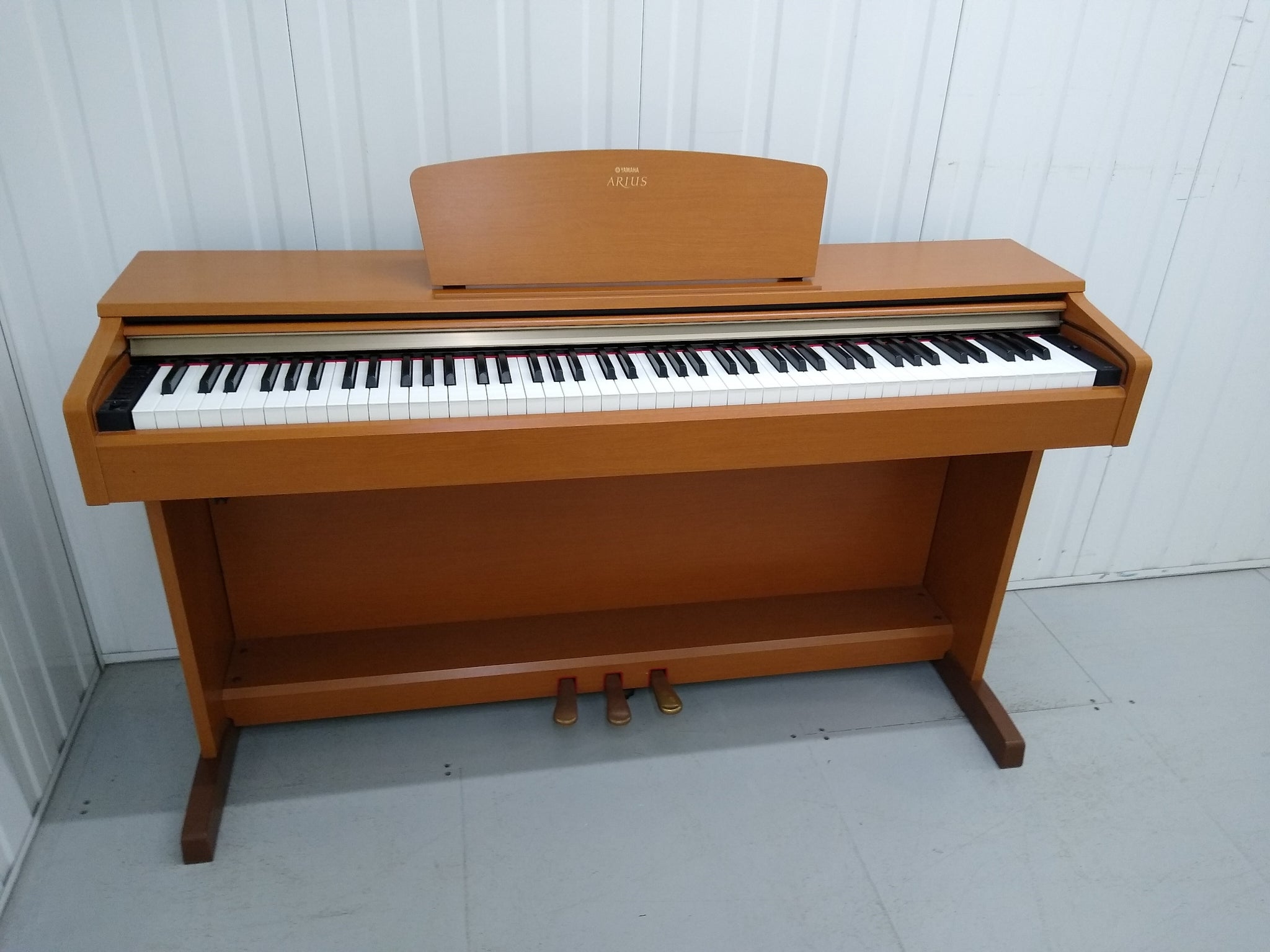 Yamaha Arius YDP-160 Digital Piano in light oak clavinova keyboard