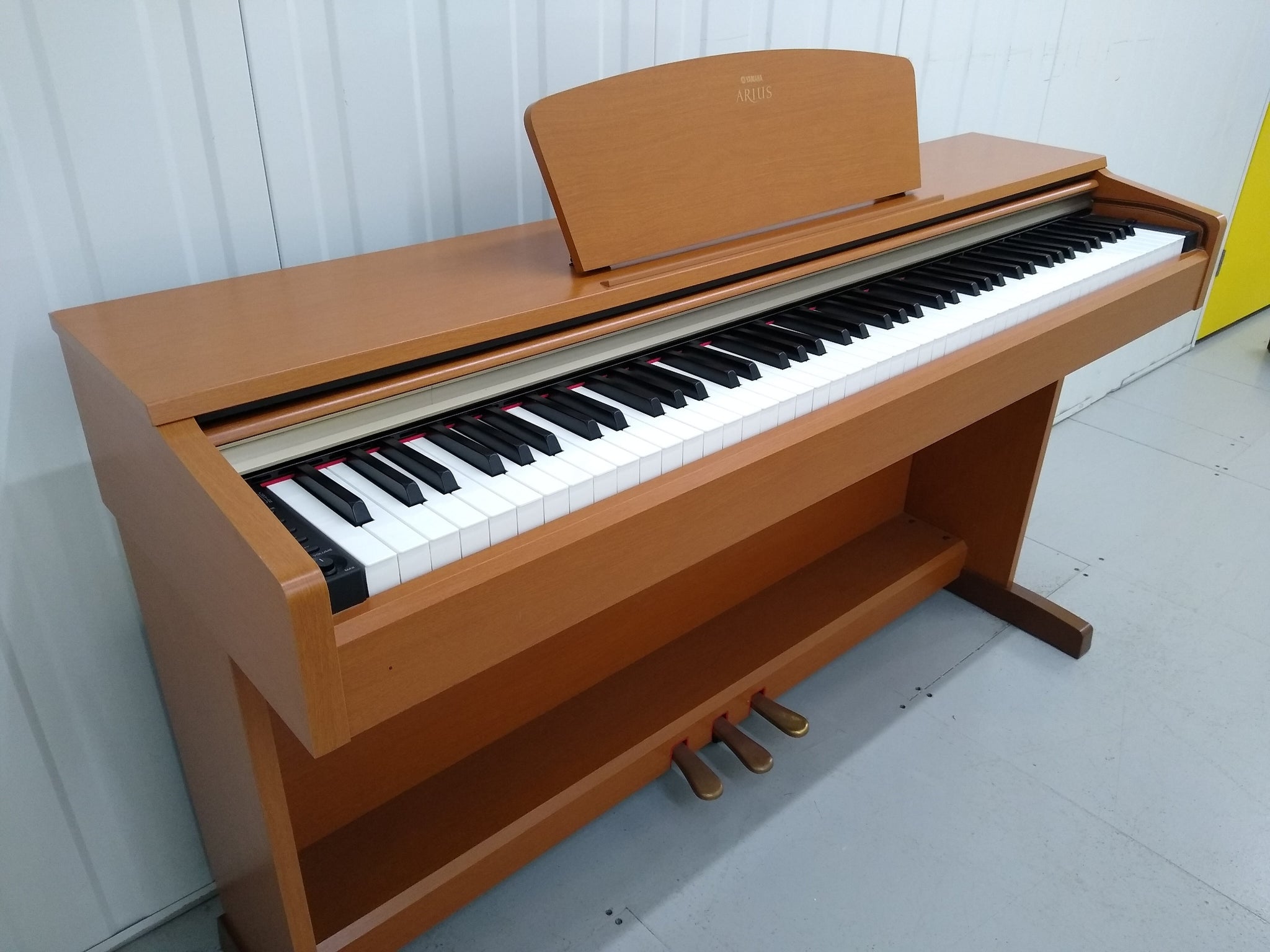 Yamaha Arius YDP-160 Digital Piano in light oak clavinova keyboard 