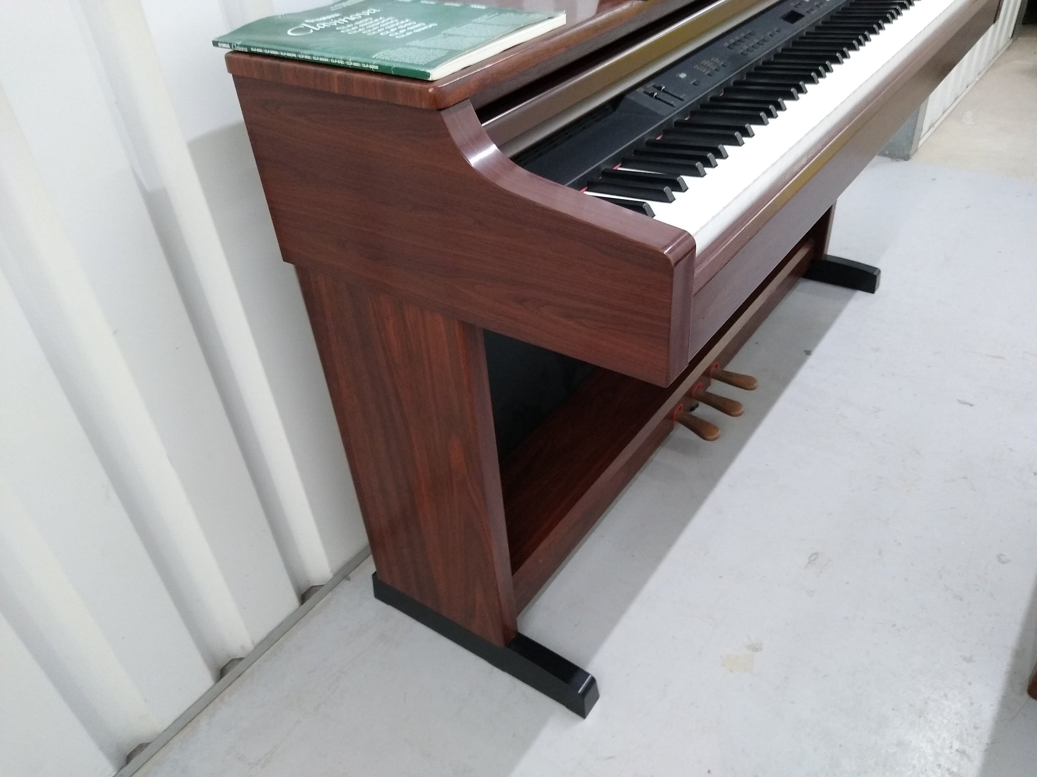 Yamaha Clavinova CLP-860 Digital Piano and stool in mahogany stock # 2 –  Sulinda Music