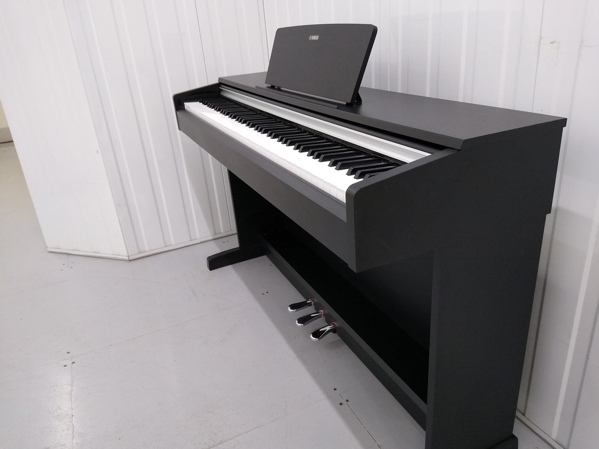 Yamaha Arius YDP-142 Digital Piano in satin black. Stock number Yamaha Arius YDP-142 Digital Piano in satin black. Stock number