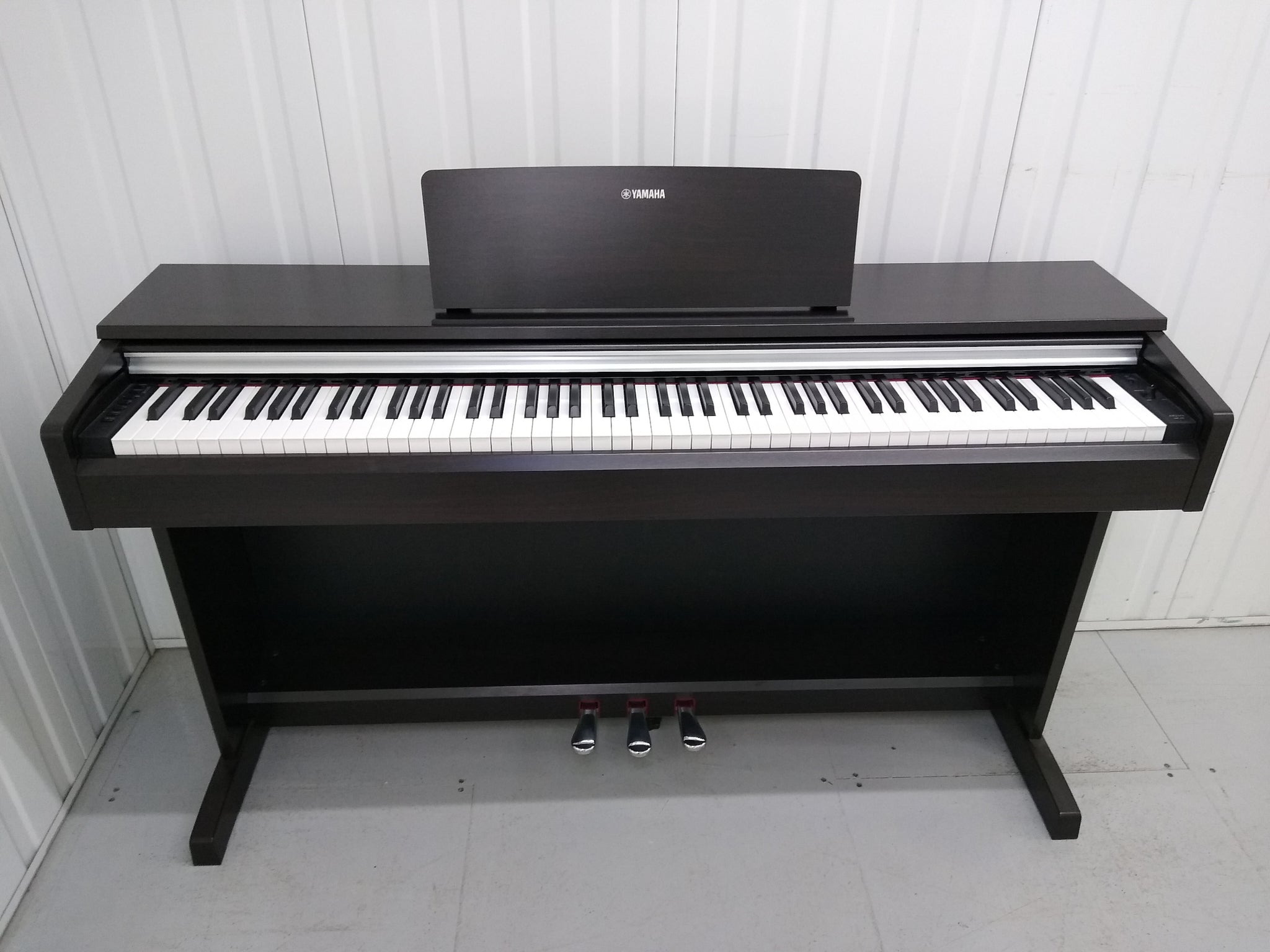 Yamaha Arius YDP-142 Digital Piano rosewood finish. Stock