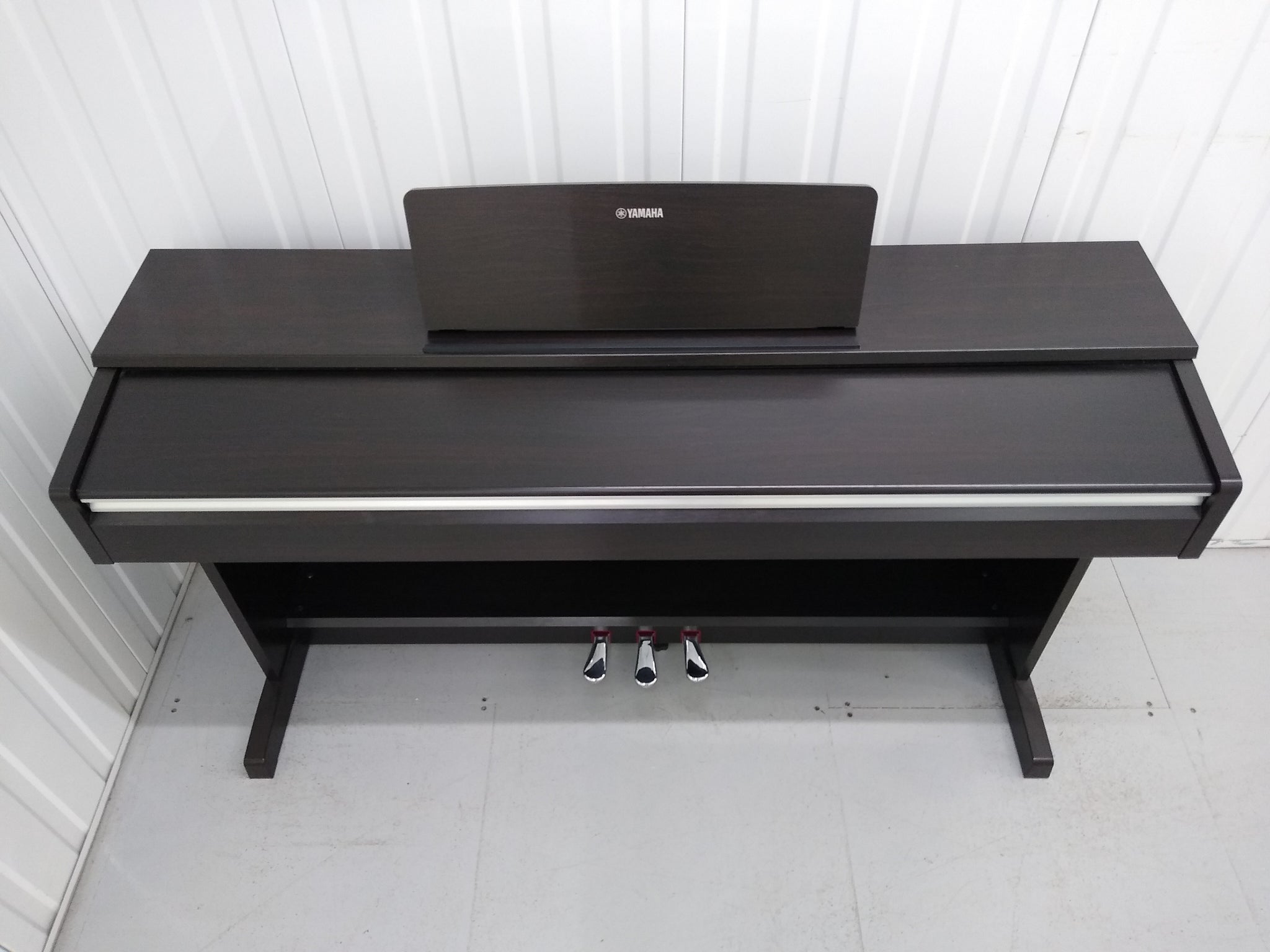 Yamaha Arius YDP-142 Digital Piano rosewood finish. Stock number