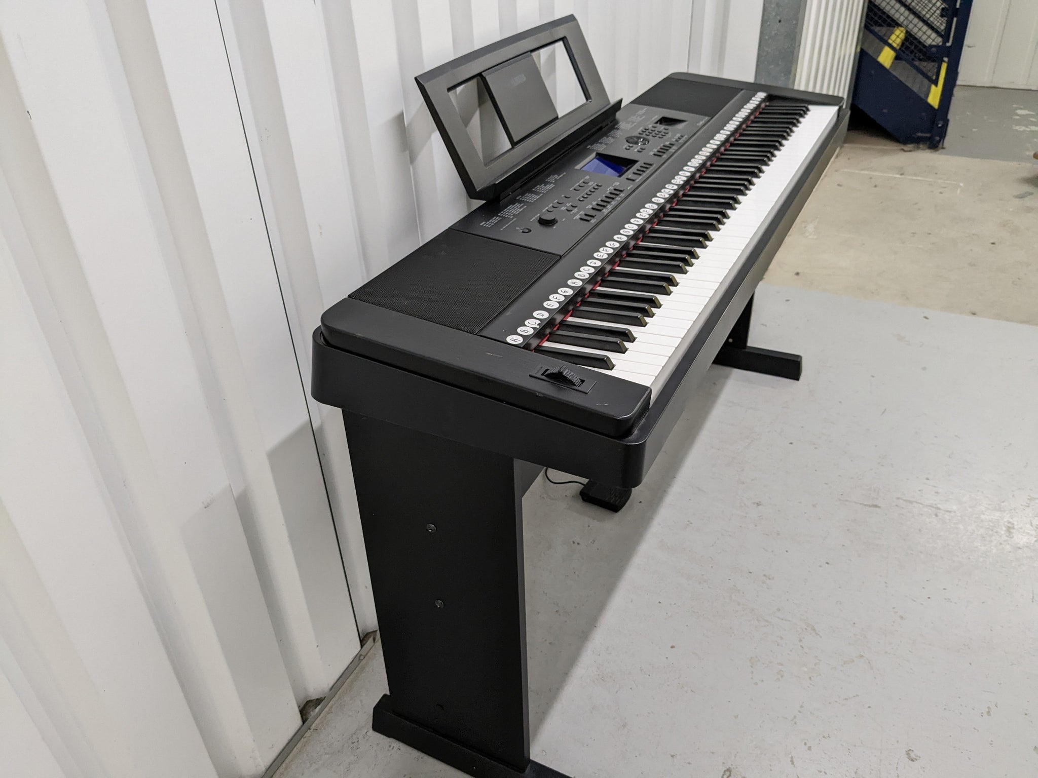 DISC Yamaha DGX 660 Digital Piano with Stand, Black