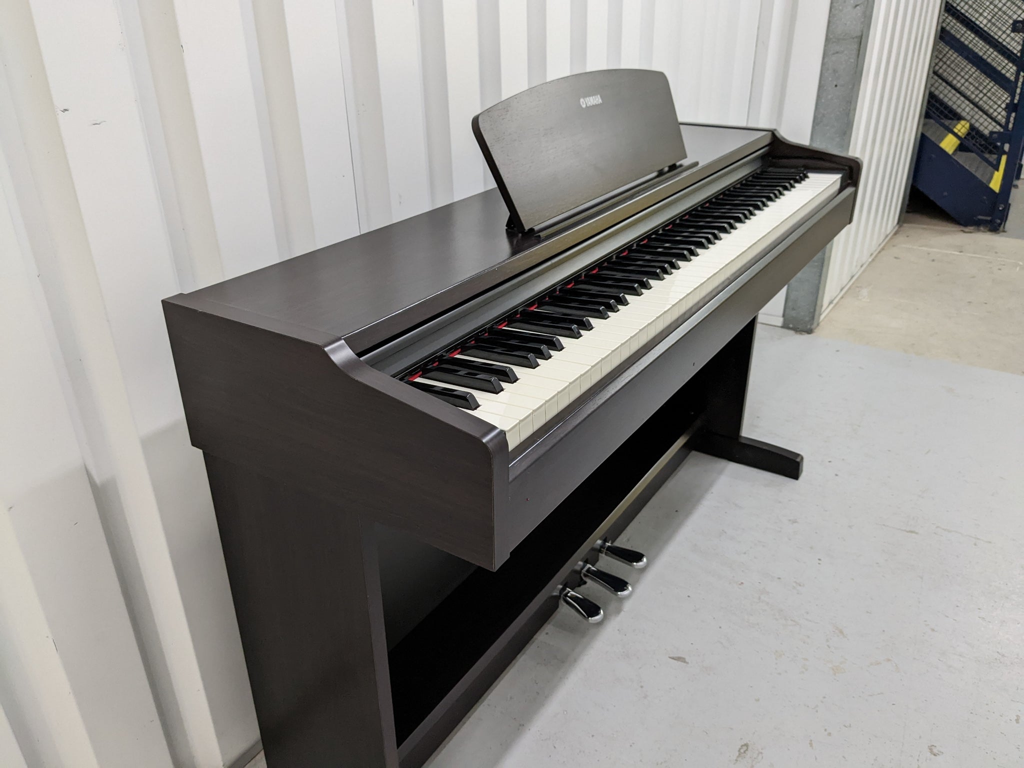 Yamaha Arius YDP-131 Digital Piano in rosewood finish stock nr 22310