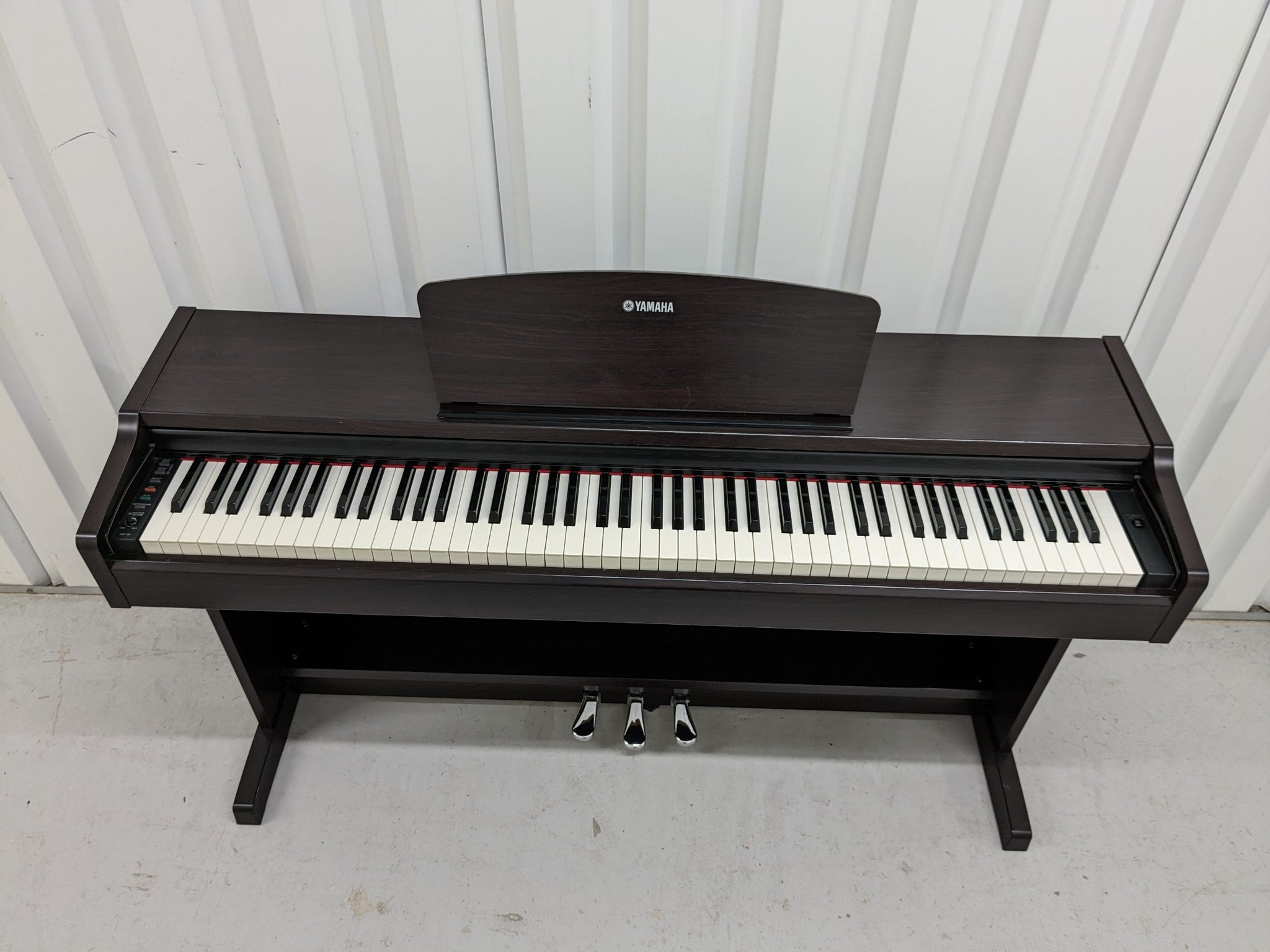 Yamaha Arius YDP-131 Digital Piano in rosewood finish stock nr 22310 –  Sulinda Music