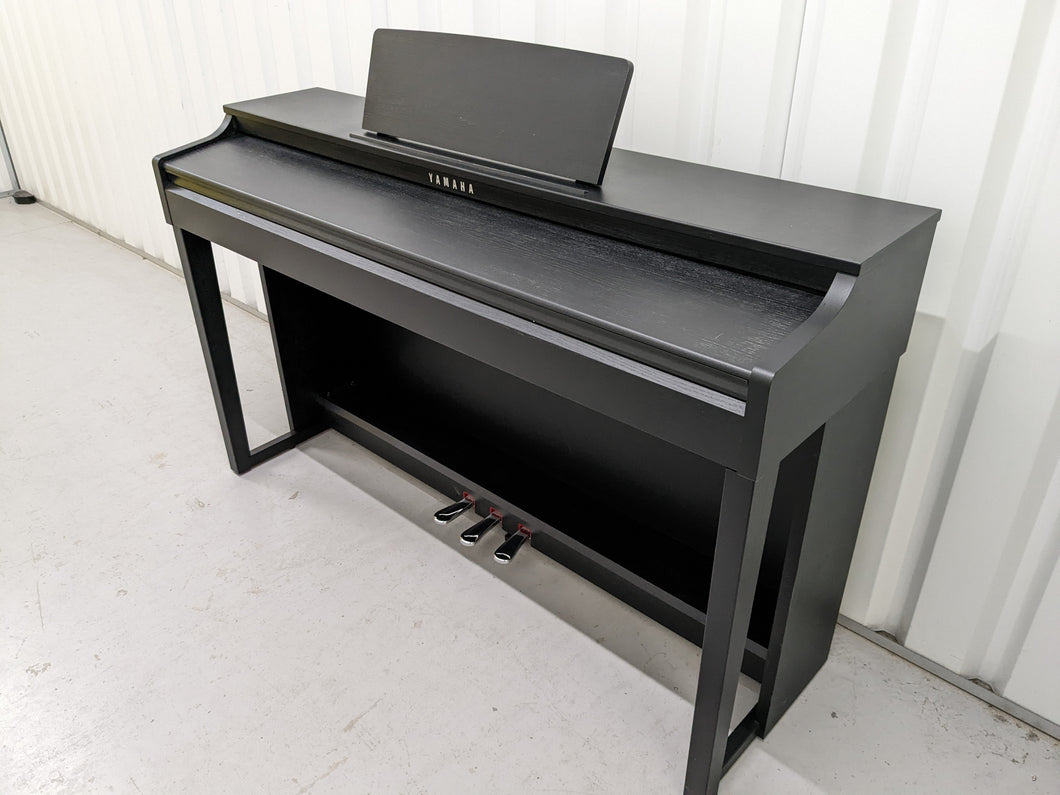 Yamaha clavinova CLP-525 digital piano in satin black colour stock # 22314