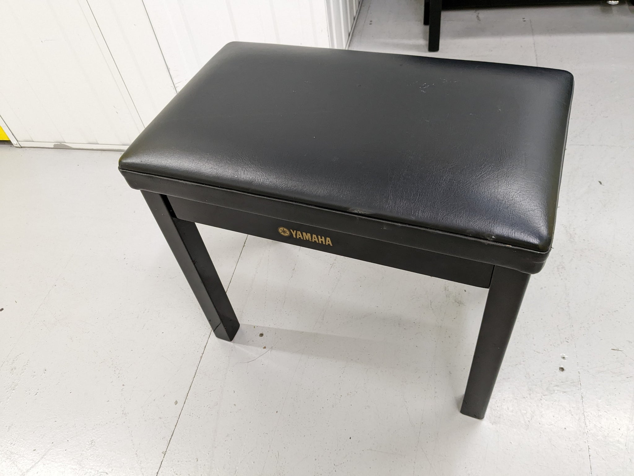 Yamaha Clavinova CLP-575PE in polished ebony glossy black + stool