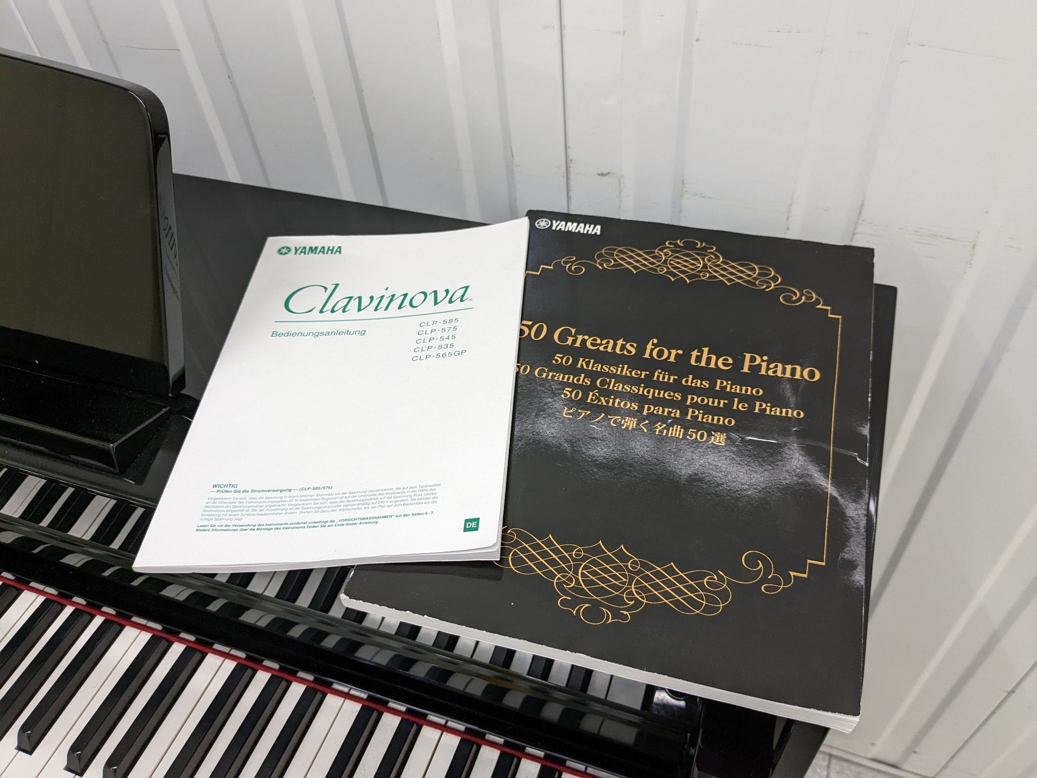 Yamaha Clavinova CLP-575PE in polished ebony glossy black + stool