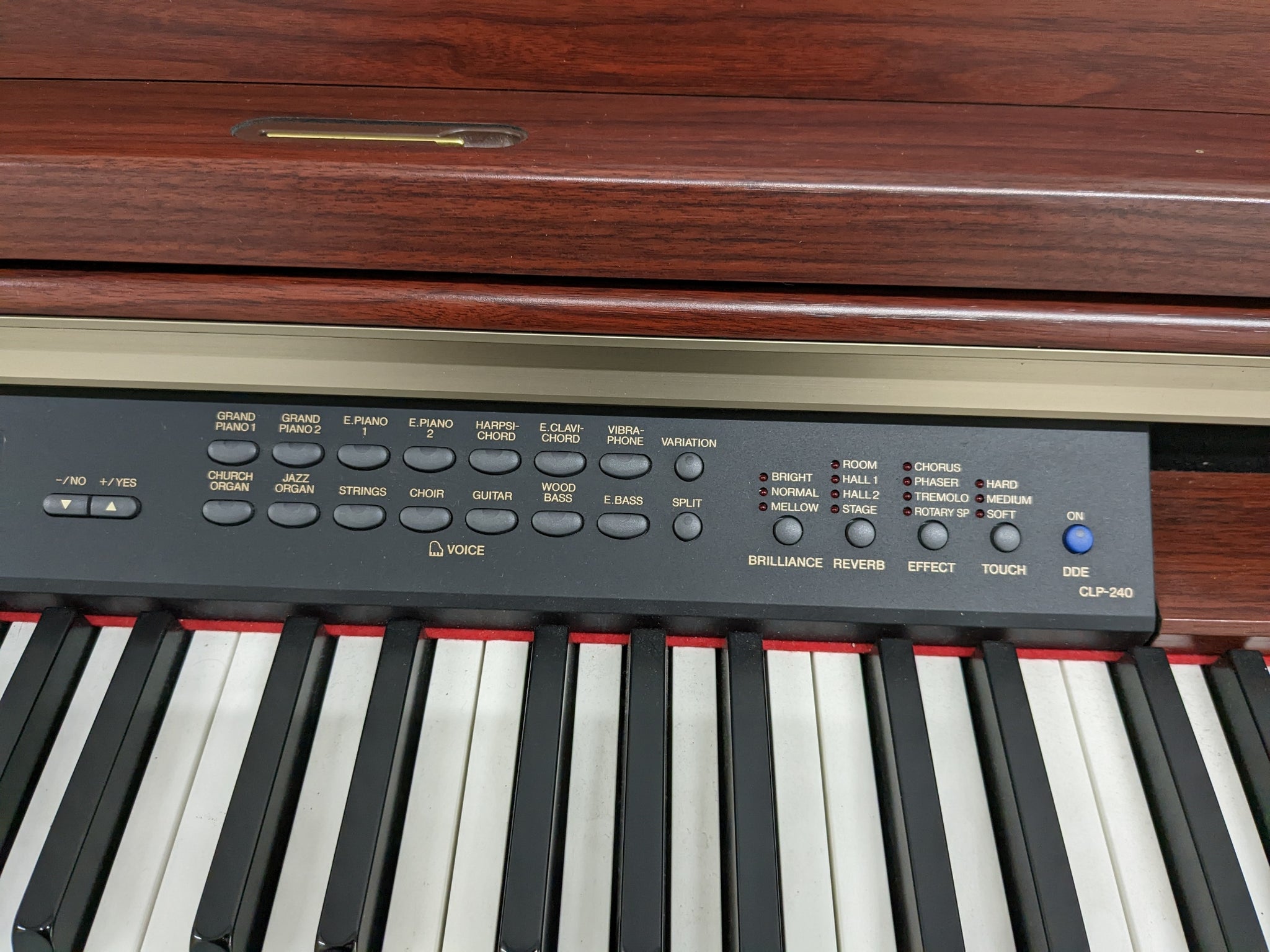 Yamaha Clavinova CLP-240 Digital Piano in mahogany stock nr