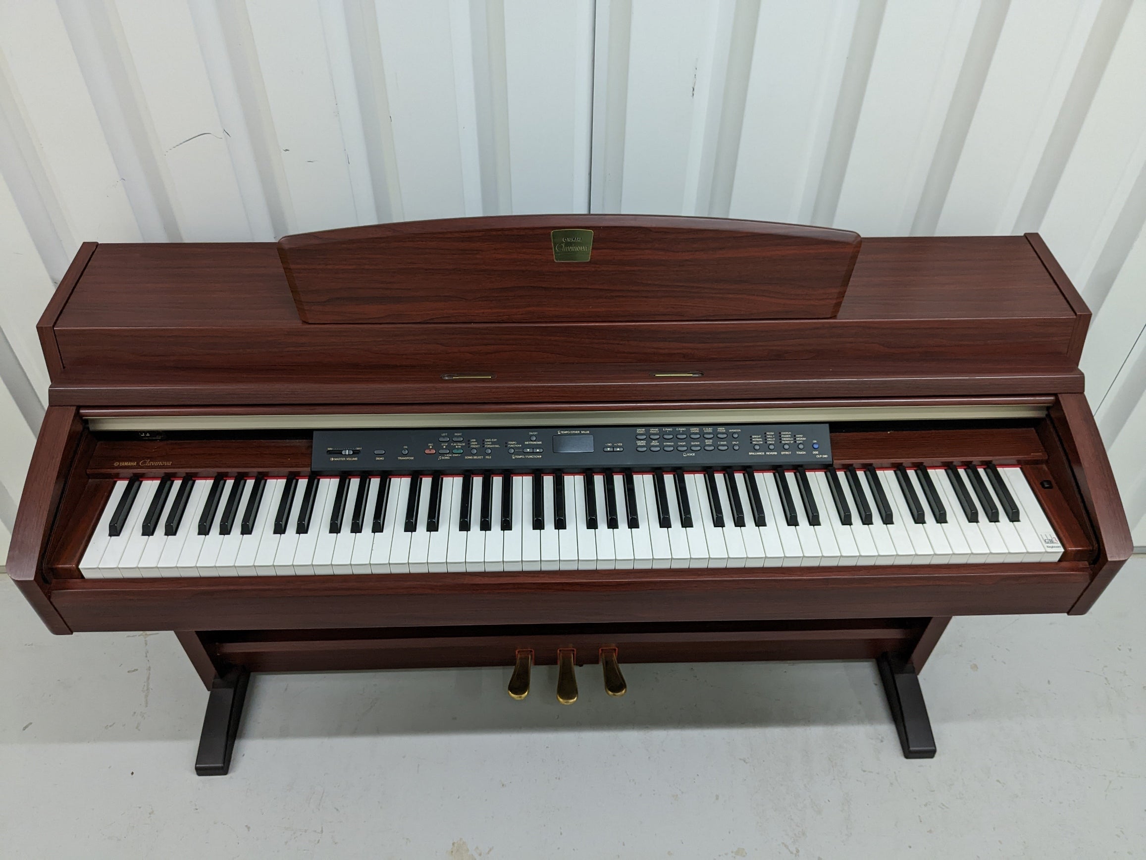 Yamaha Clavinova CLP-240 Digital Piano in mahogany stock nr
