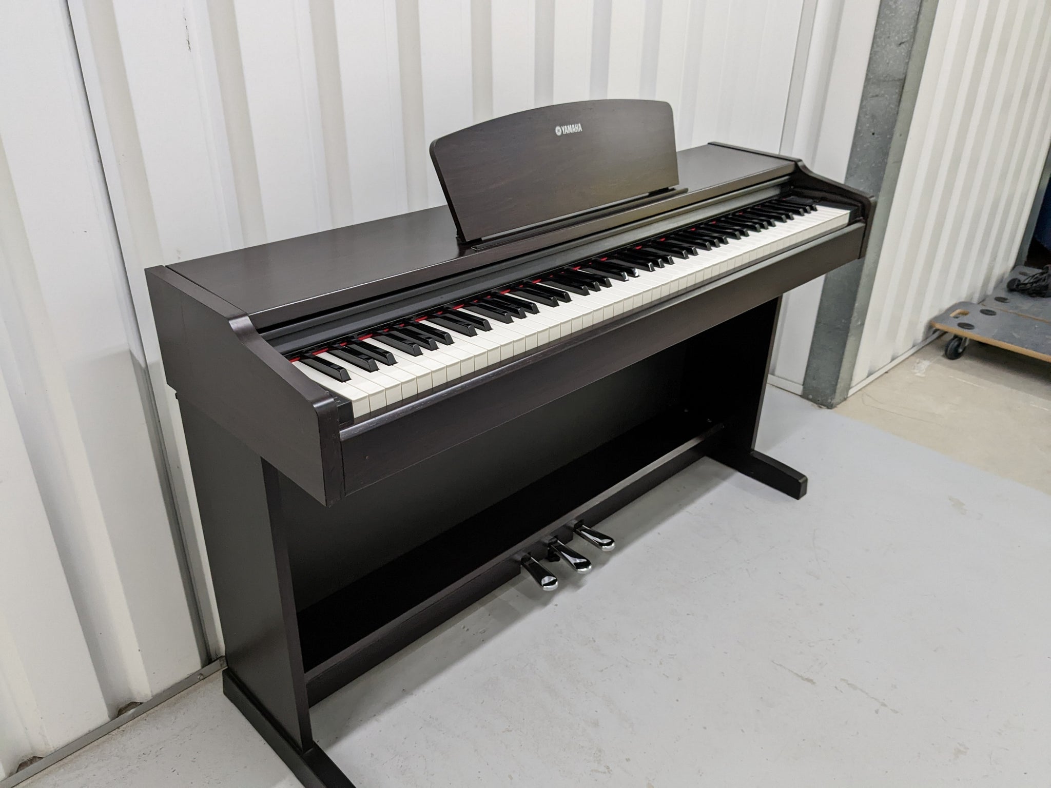 Yamaha Arius YDP-131 Digital Piano in dark rosewood finish stock nr 22 –  Sulinda Music