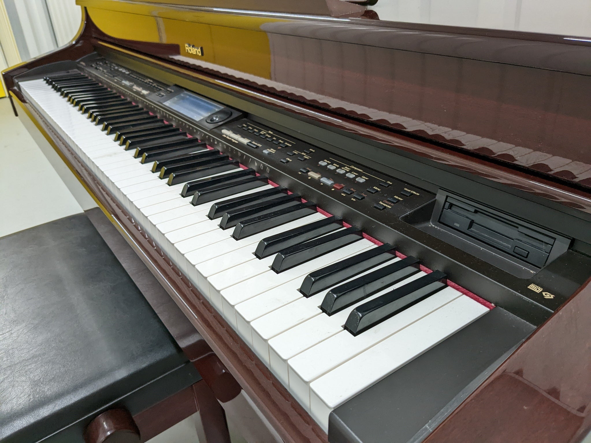 ●Roland 電子ピアノ　KR-575● Roland KR575 intelligent digital piano and stool in polished