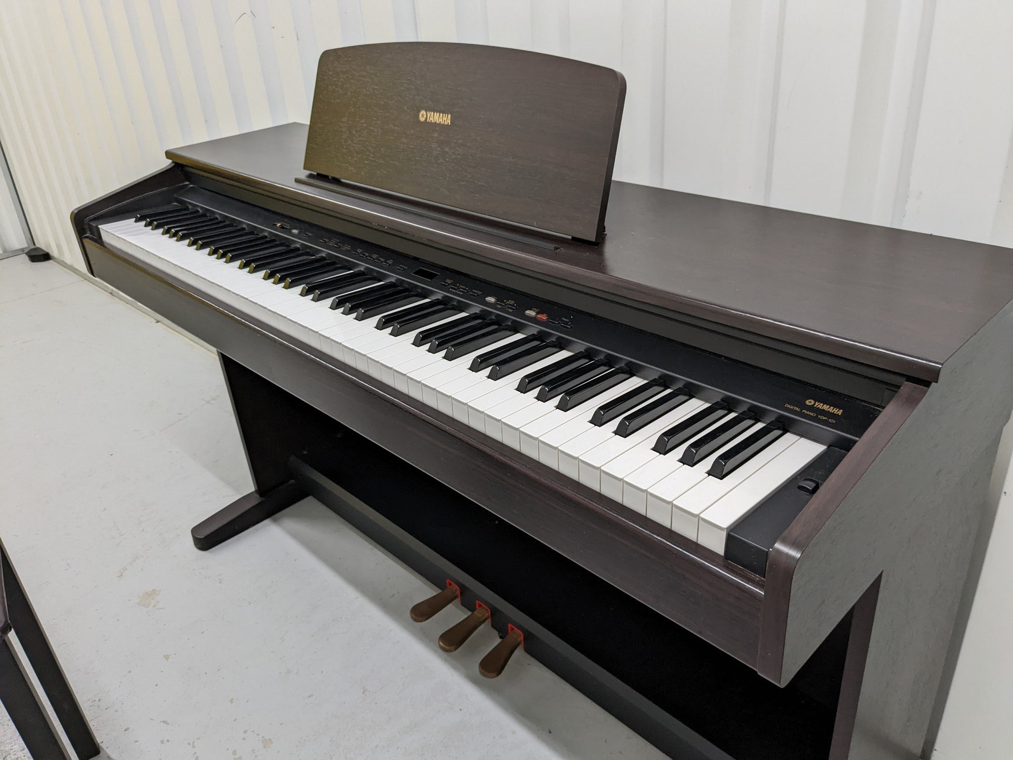 Yamaha arius YDP-101 Digital Piano and stool 88 keys 3 pedals stock nr –  Sulinda Music