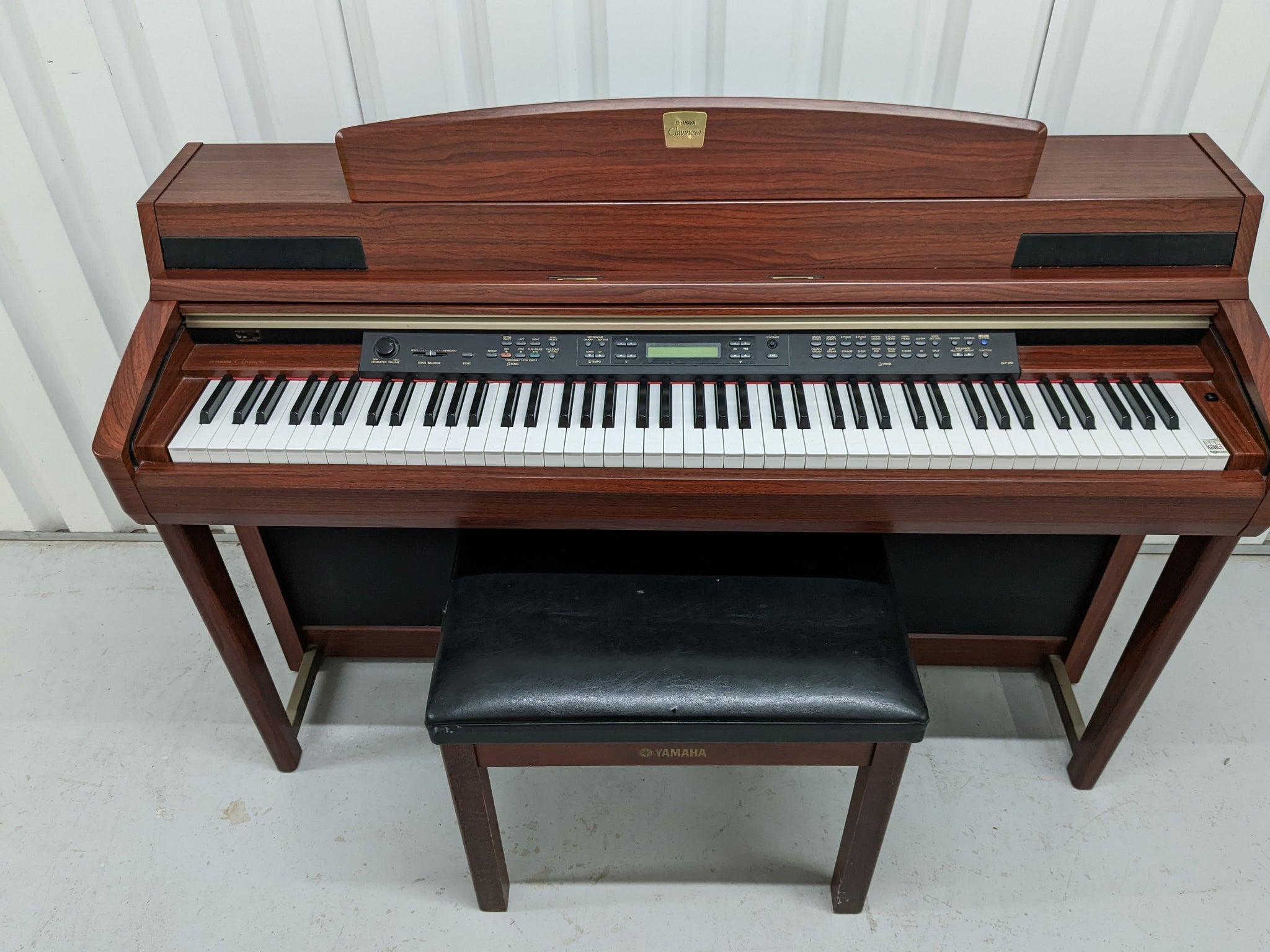 YAMAHA CLAVINOVA CLP-270 DIGITAL PIANO + STOOL IN MAHOGANY stock nr 22 –  Sulinda Music