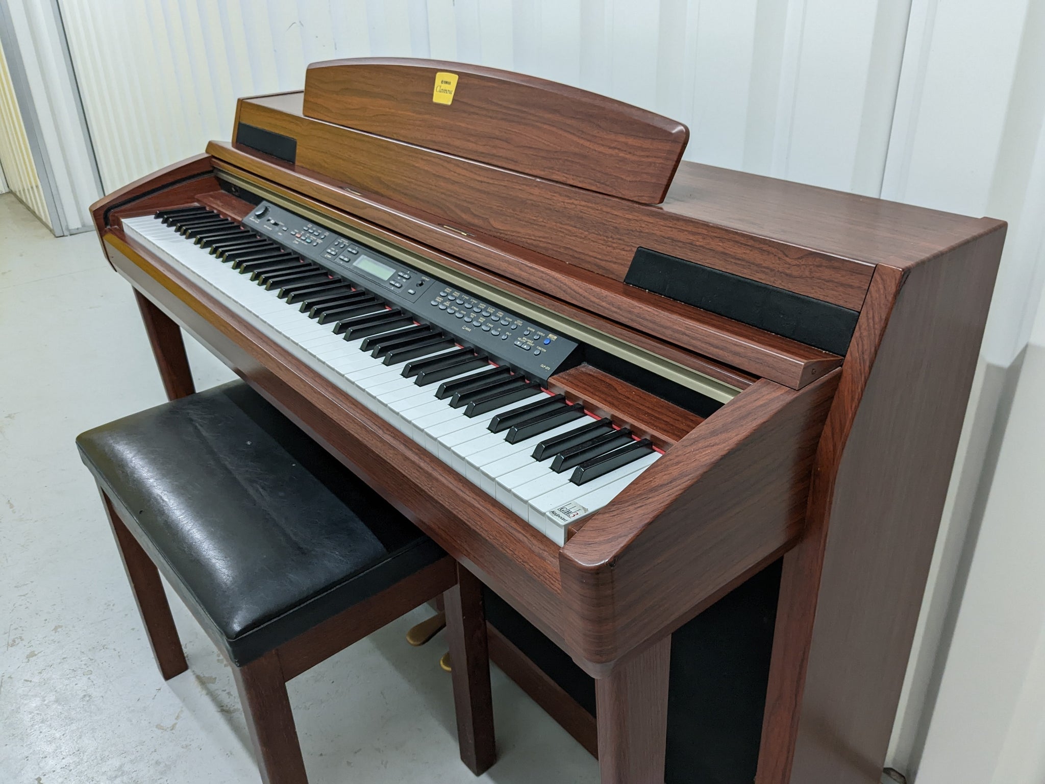 YAMAHA CLAVINOVA CLP-270 DIGITAL PIANO + STOOL IN MAHOGANY stock nr 22 –  Sulinda Music