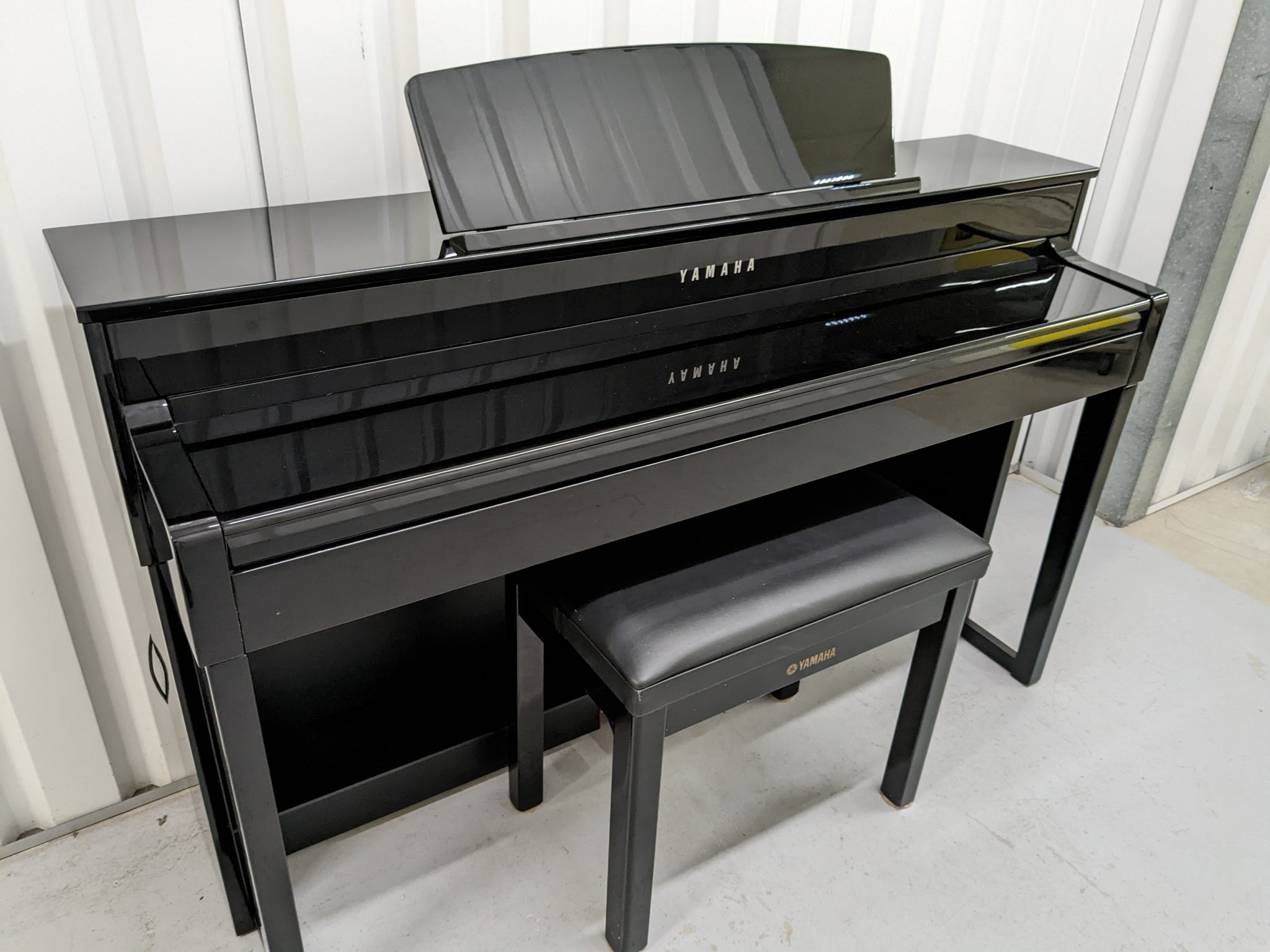 Yamaha Clavinova CLP-545PE in Polished Ebony glossy black. stock