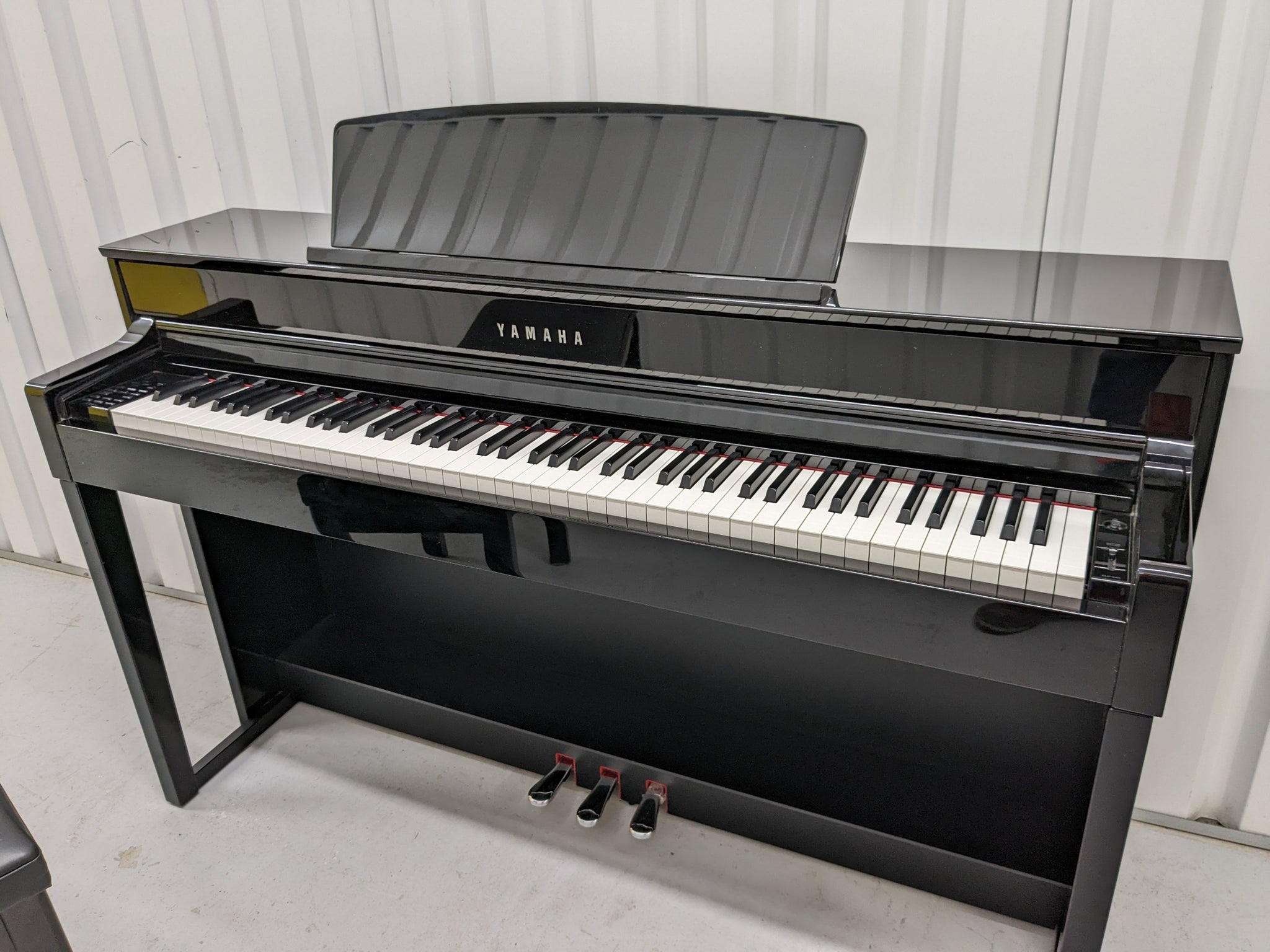 Yamaha Clavinova CLP-545PE in Polished Ebony glossy black. stock