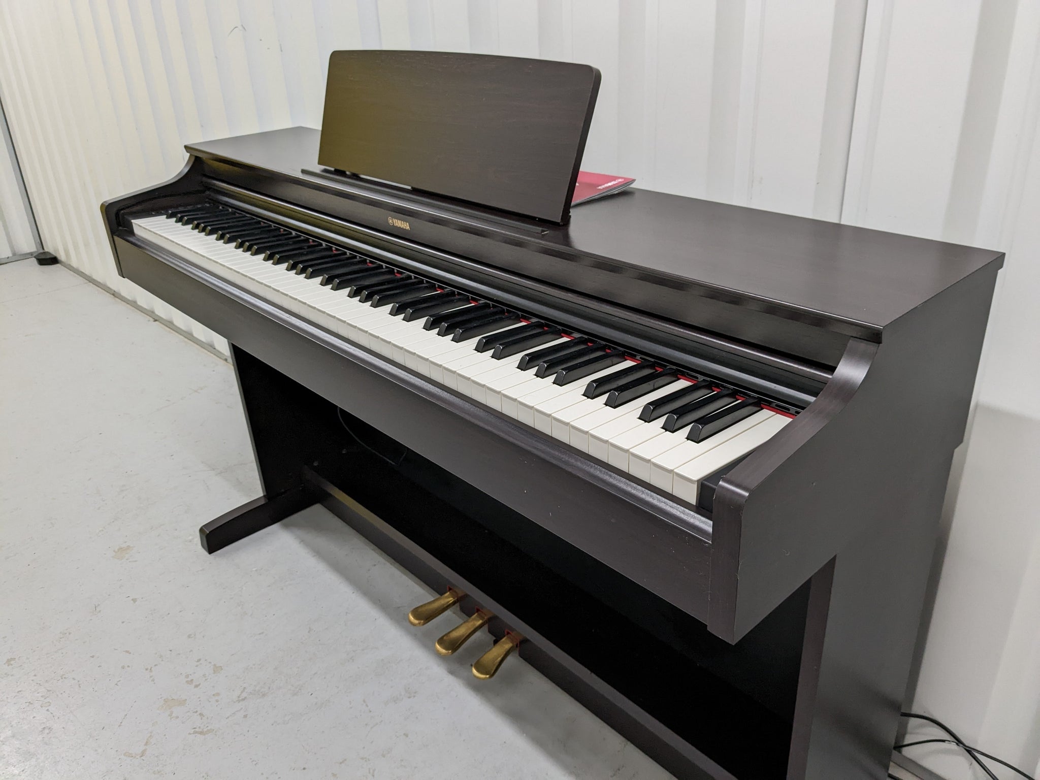 Yamaha Arius YDP-163 Digital Piano in rosewood clavinova keyboard