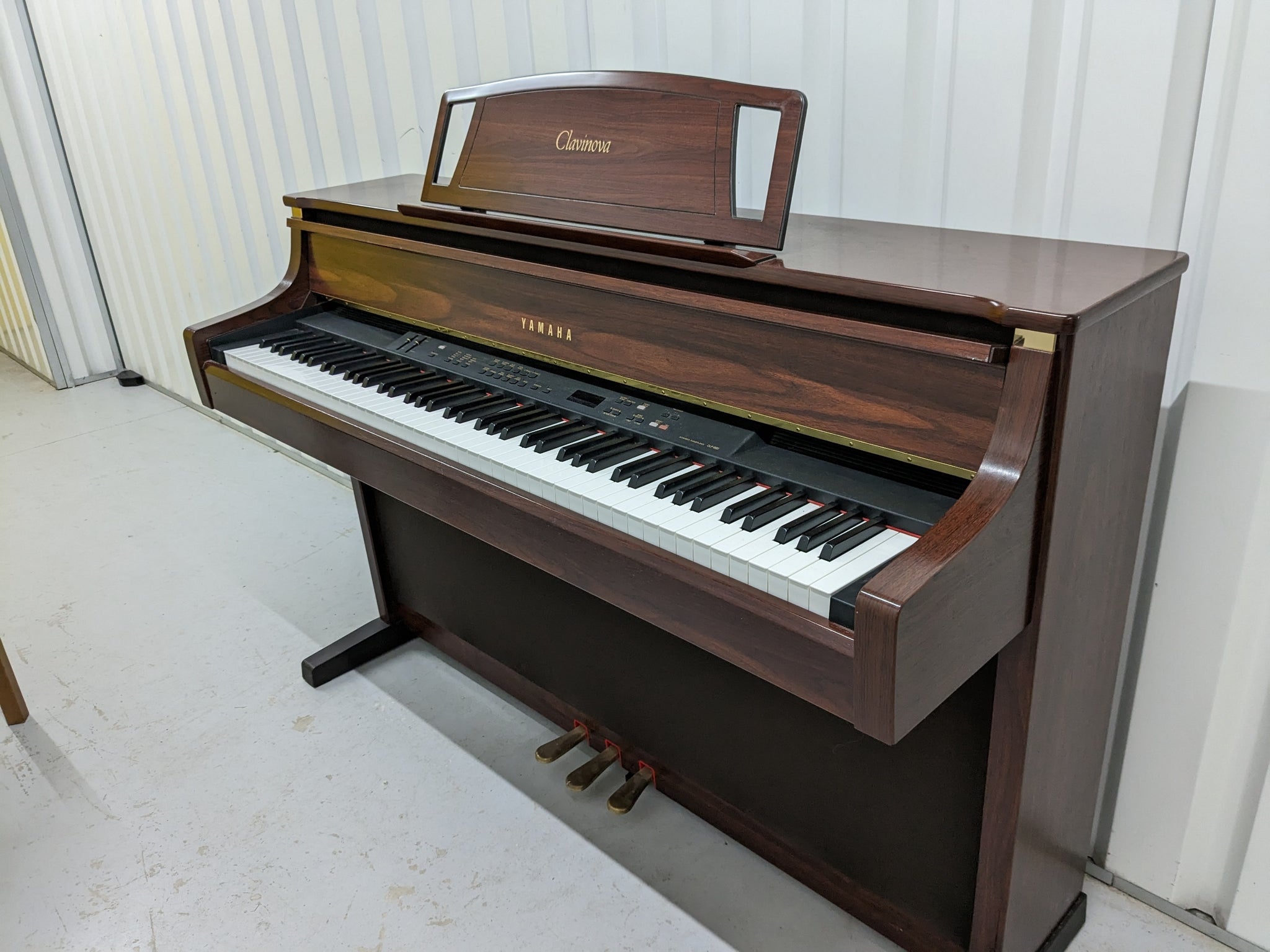 YAMAHA CLAVINOVA CLP-880 high end Digital Piano in Mahogany Stock nr 2 –  Sulinda Music