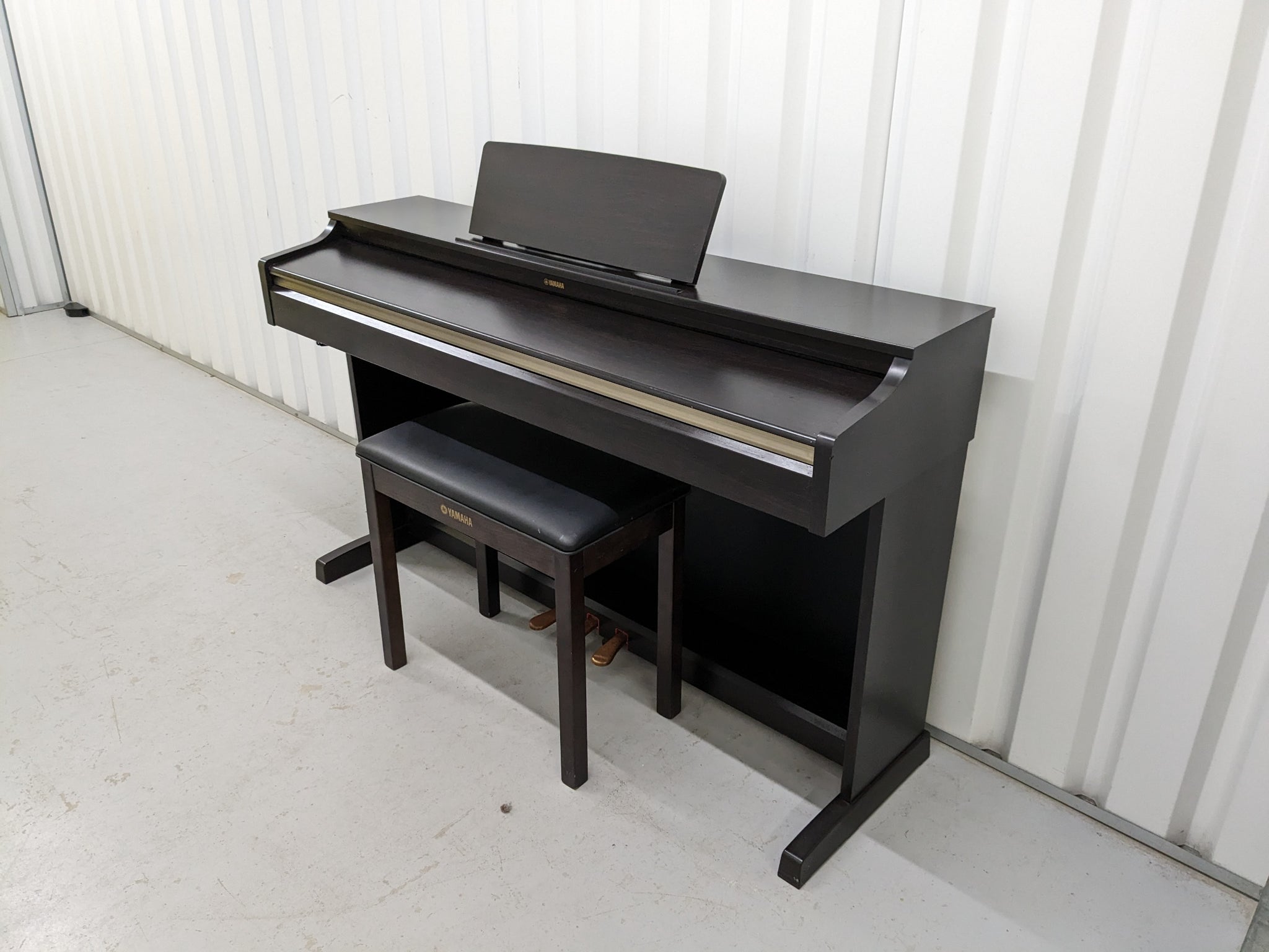 Yamaha Arius YDP-162 Digital Piano in rosewood, clavinova keyboard 