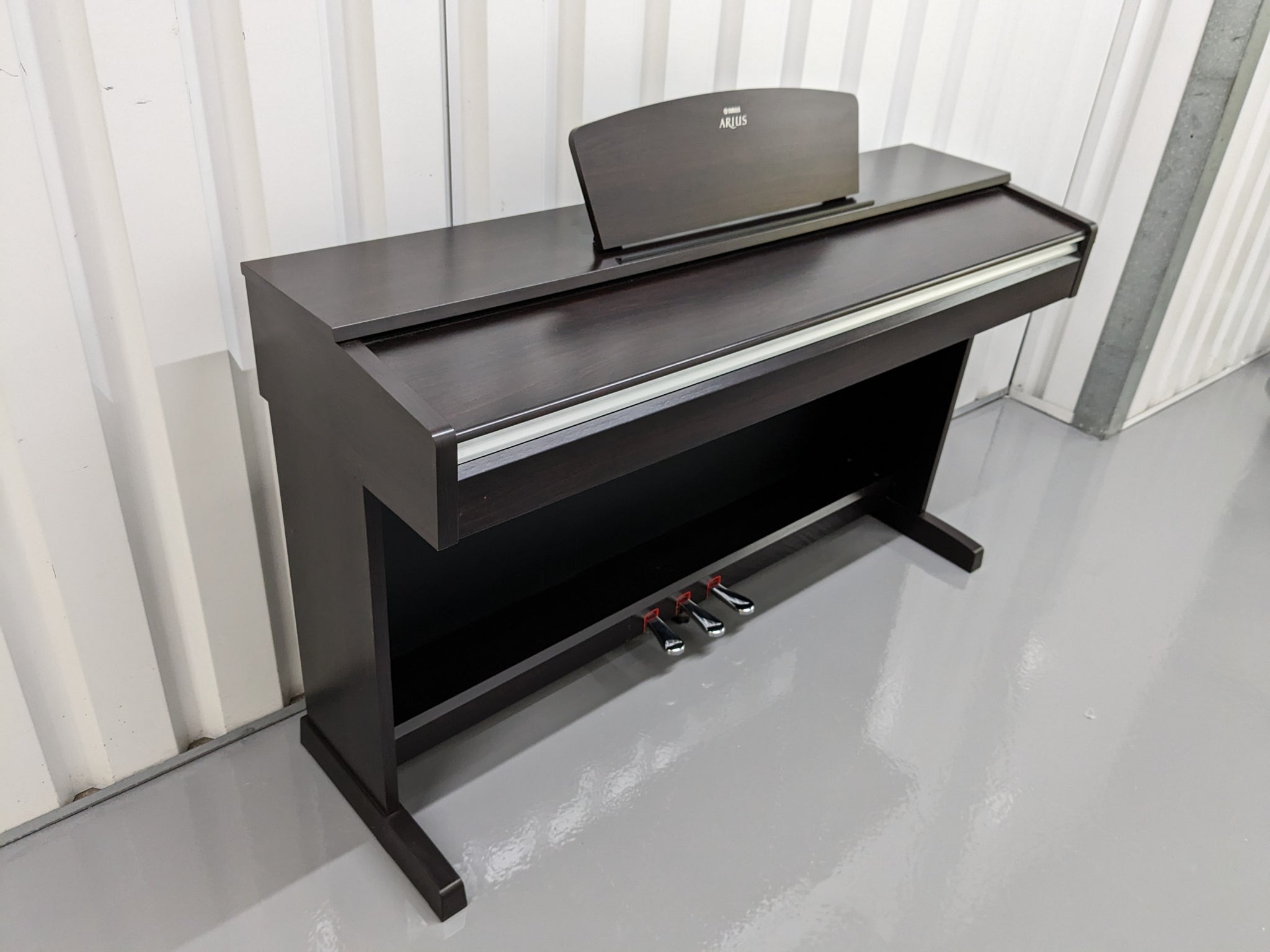 YAMAHA 電子ピアノ ARIUS. YDP-141 Yamaha Arius YDP-141 digital piano in rosewood stock # 22485