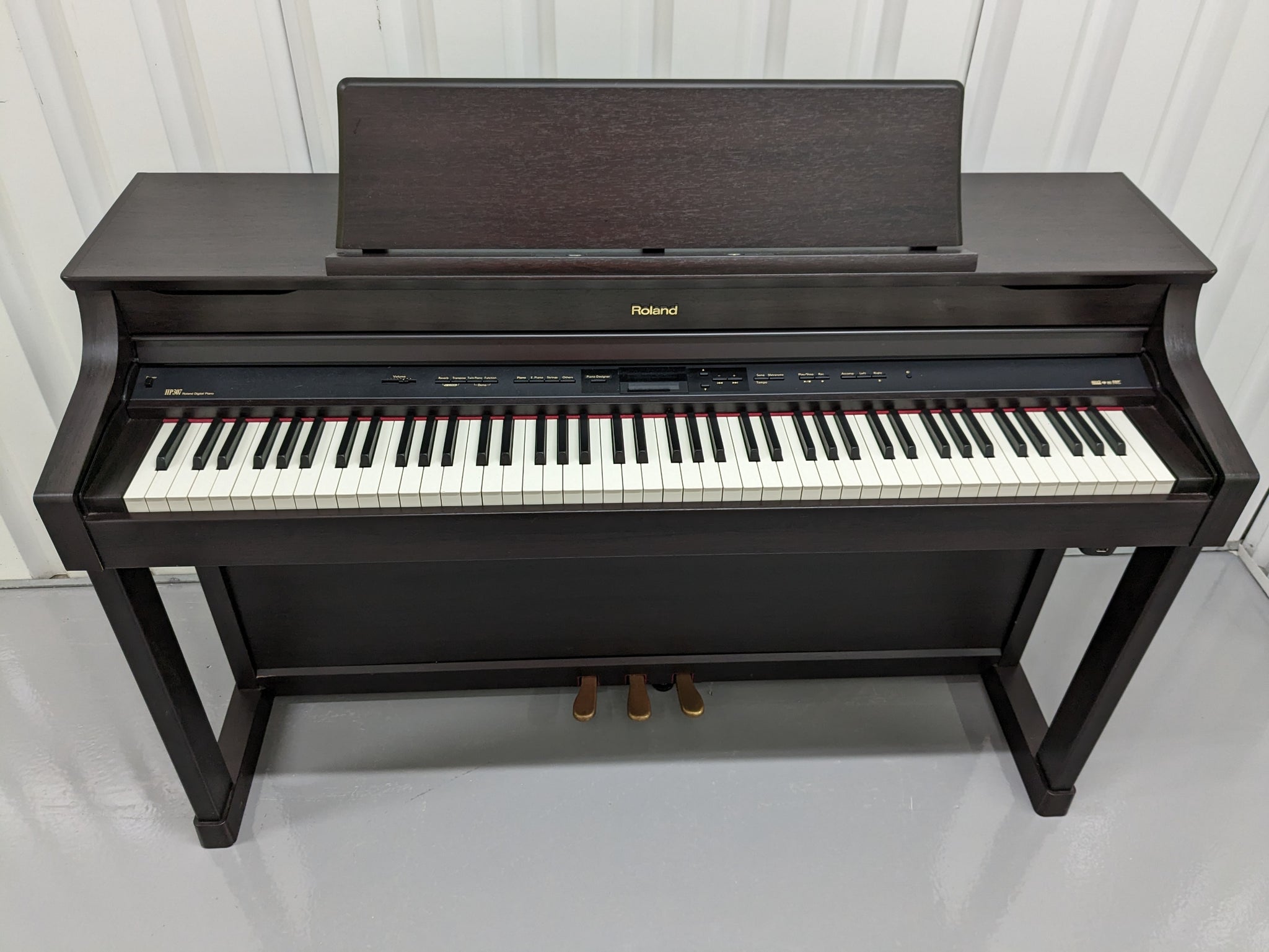 Roland HP-307 Digital Piano in dark rosewood wooden action keys Stock –  Sulinda Music