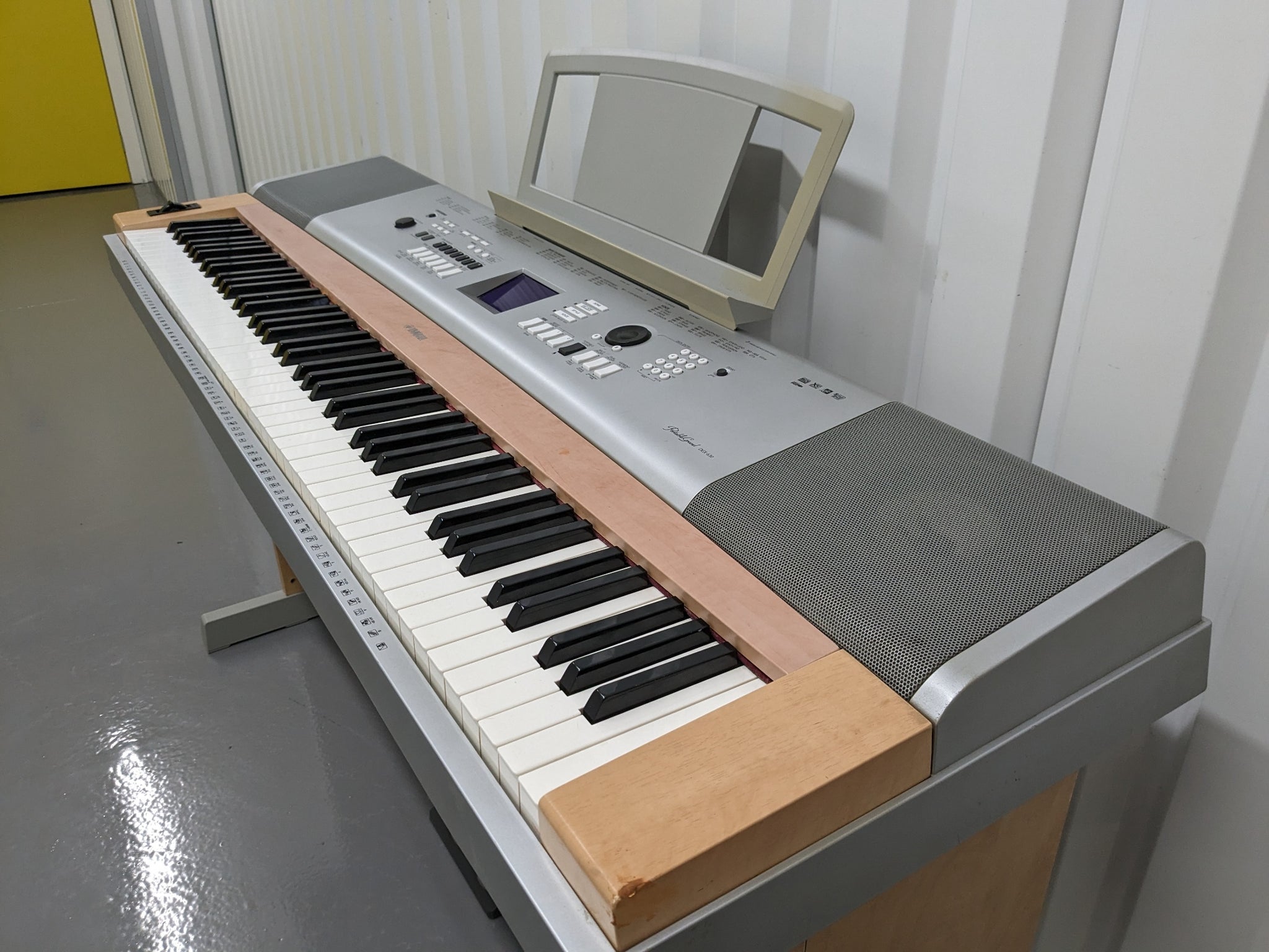 Yamaha DGX-630 88 Key Weighted Keys Portable Grand, stand 3