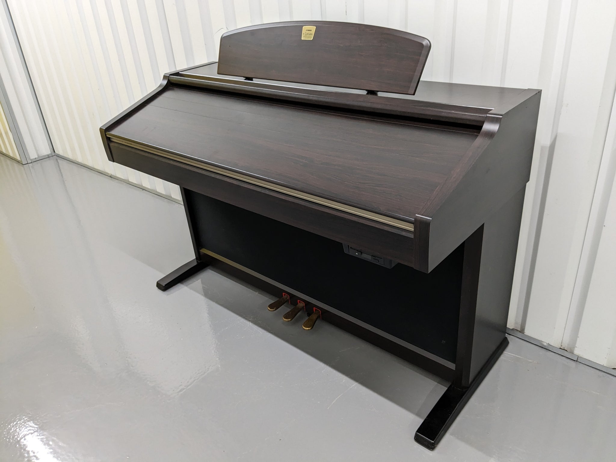 Yamaha Clavinova CVP-205 in rosewood with big speakers in base stock n –  Sulinda Music