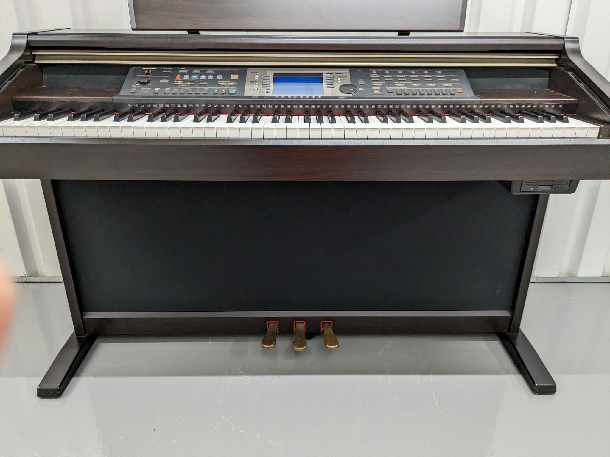 Yamaha Clavinova CVP-205 in rosewood with big speakers in base stock n –  Sulinda Music