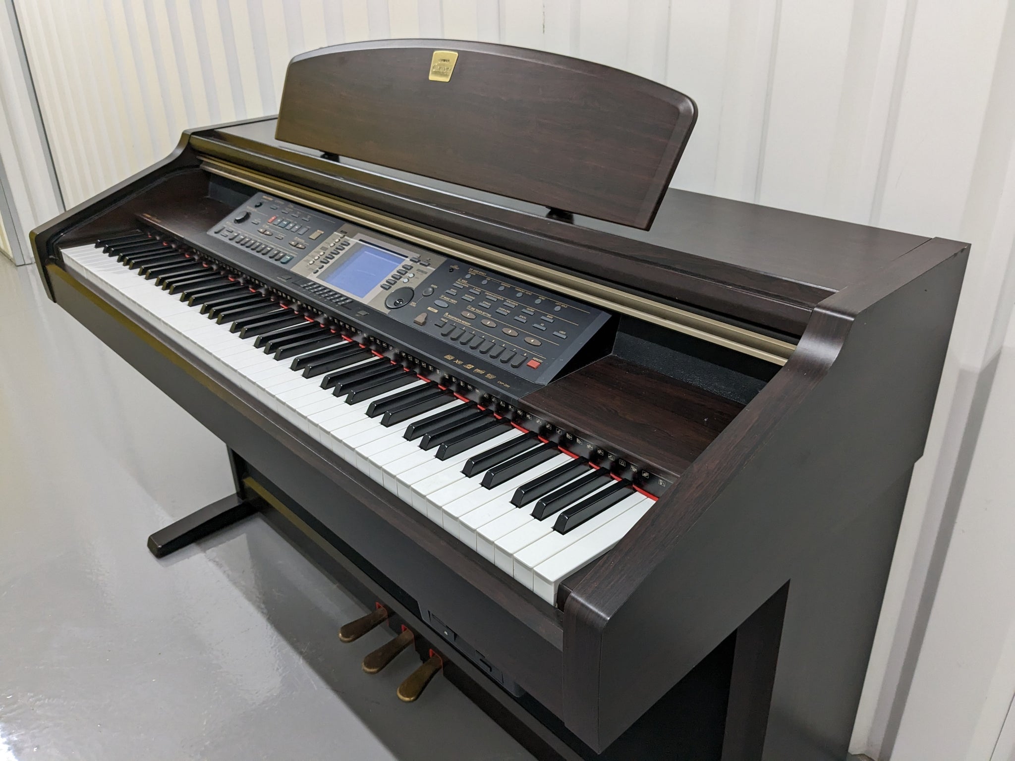 Yamaha Clavinova CVP-205 in rosewood with big speakers in base stock n –  Sulinda Music