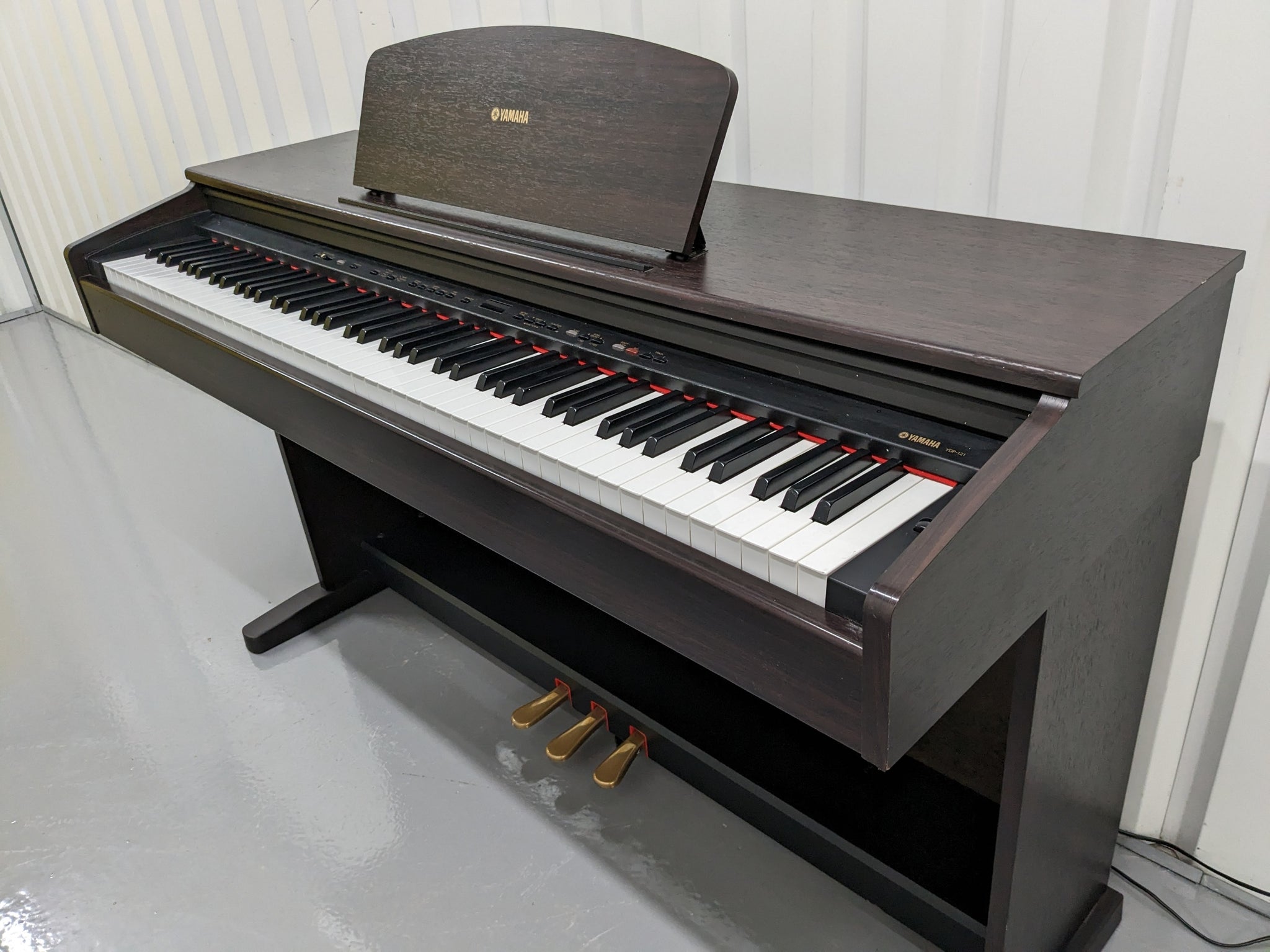 Yamaha Arius YDP-121 Digital Piano in dark rosewood stock nr 23028 –  Sulinda Music