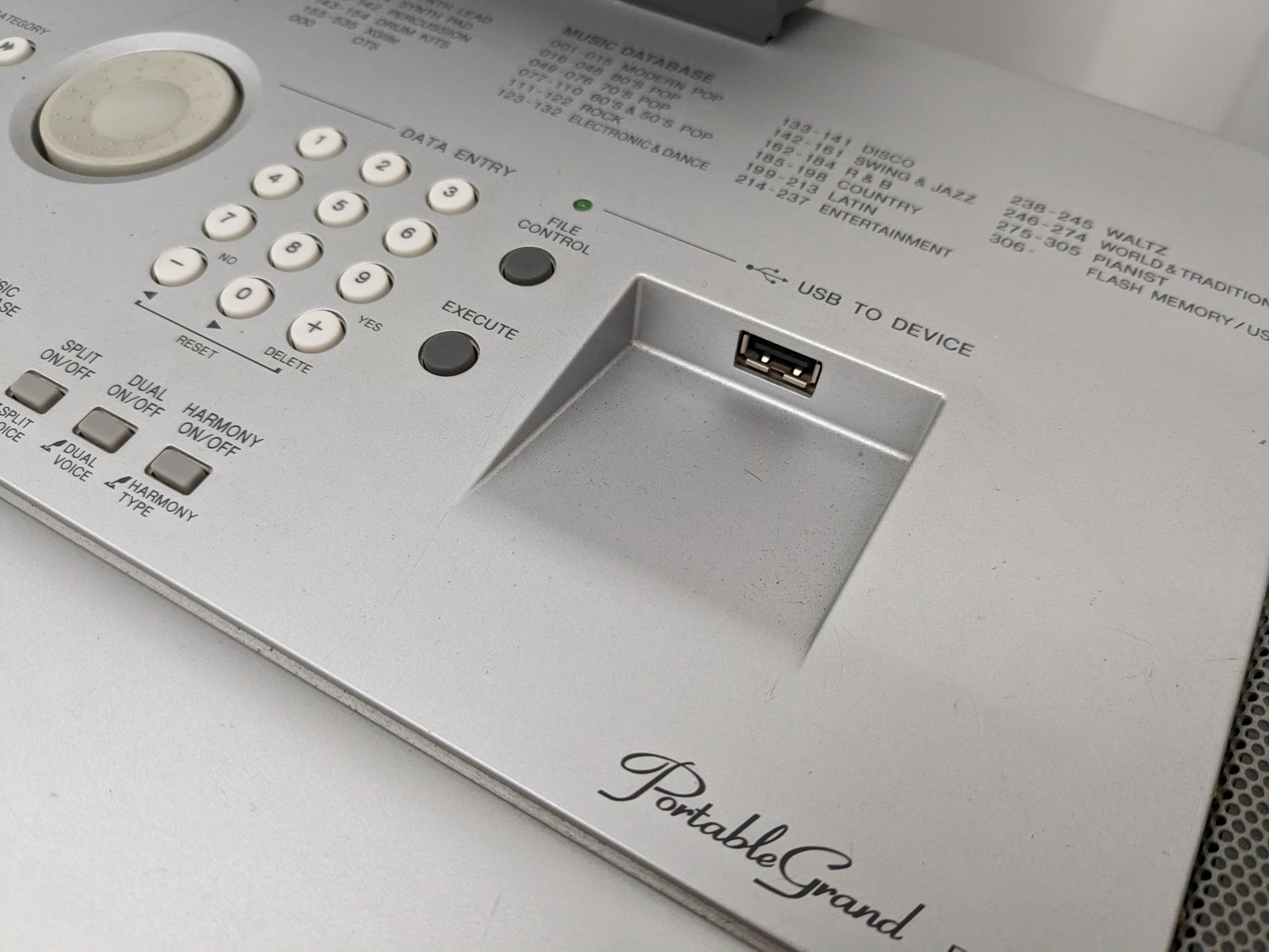 Yamaha DGX-640 88 Key Weighted Keys Portable Grand, stand + pedal