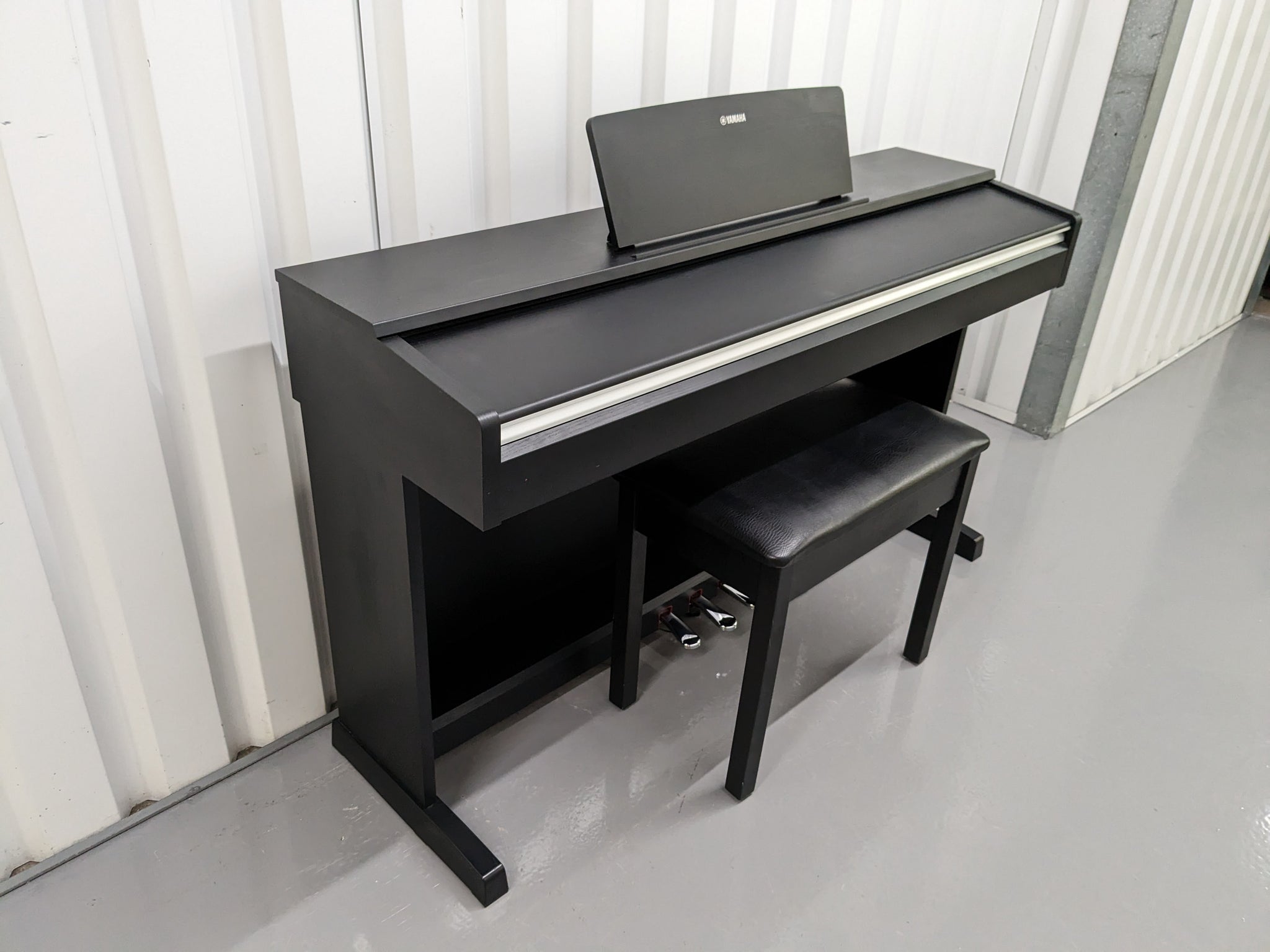 Yamaha Arius YDP-142 Digital Piano and stool in satin black Stock