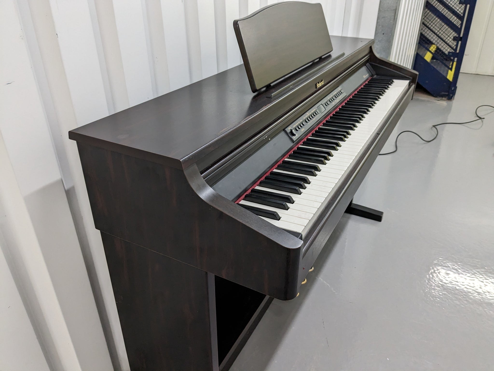 Roland HP-2E Digital Piano in dark rosewood Stock nr 23068
