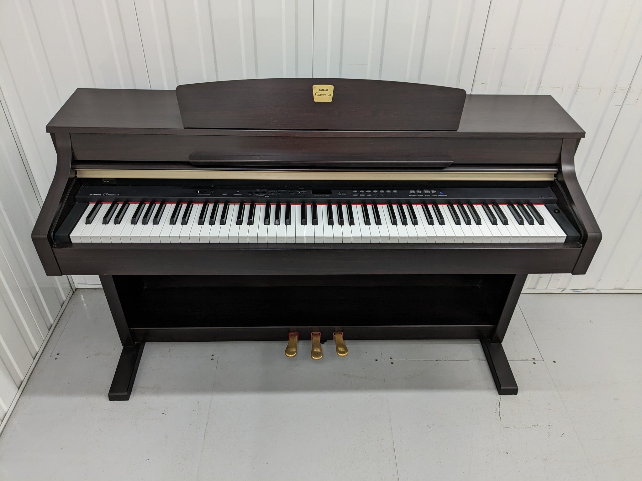 ヤマハ　クラビノーバCLP-330 Yamaha Clavinova CLP-330 Digital Piano in dark rosewood