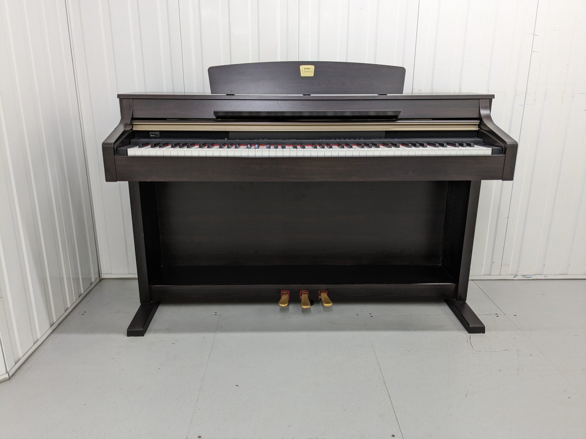 Yamaha Clavinova CLP-330 Digital Piano in dark rosewood finish 