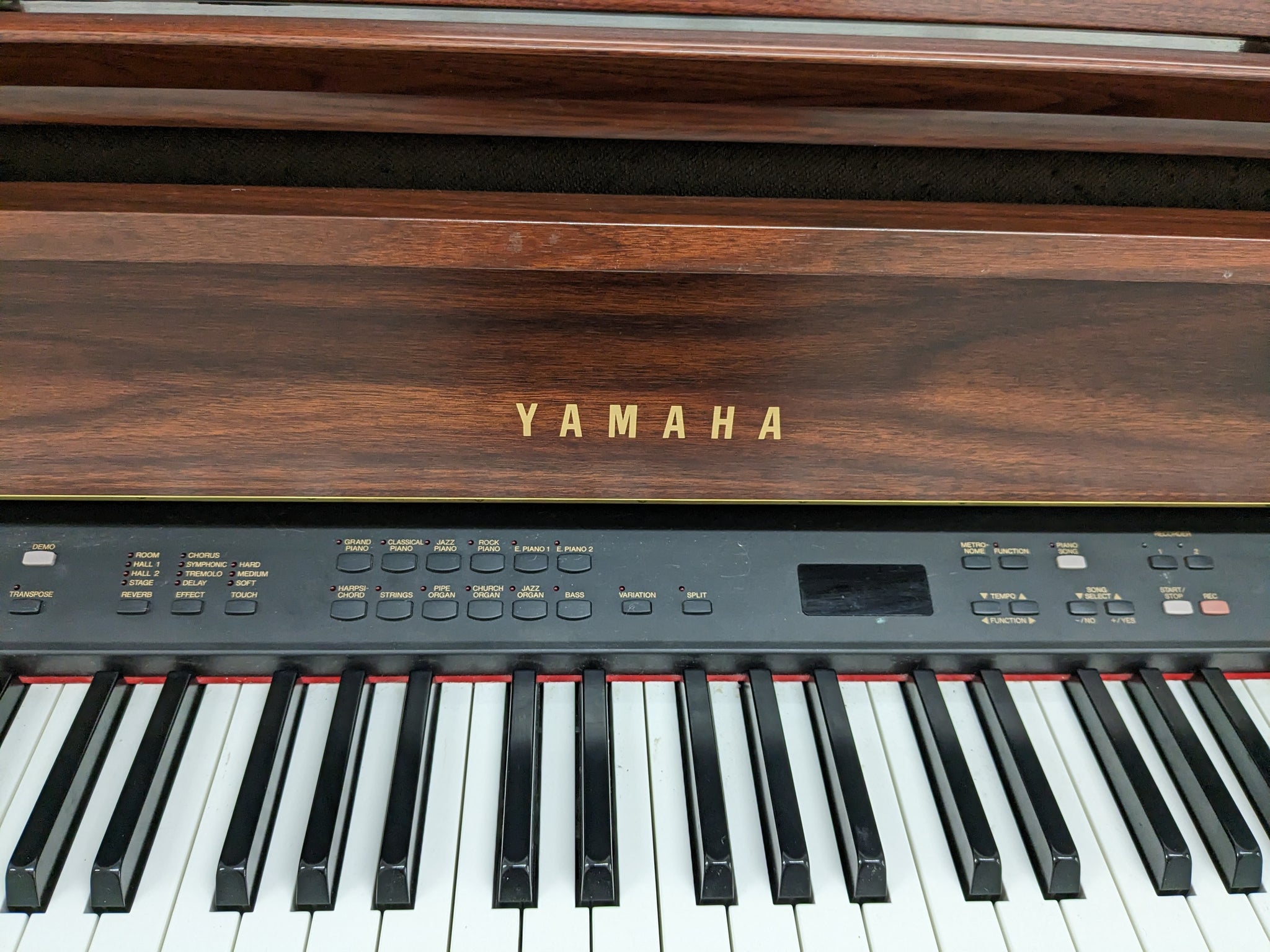 YAMAHA CLAVINOVA CLP-880 high end Digital Piano in Mahogany Stock nr 2 –  Sulinda Music