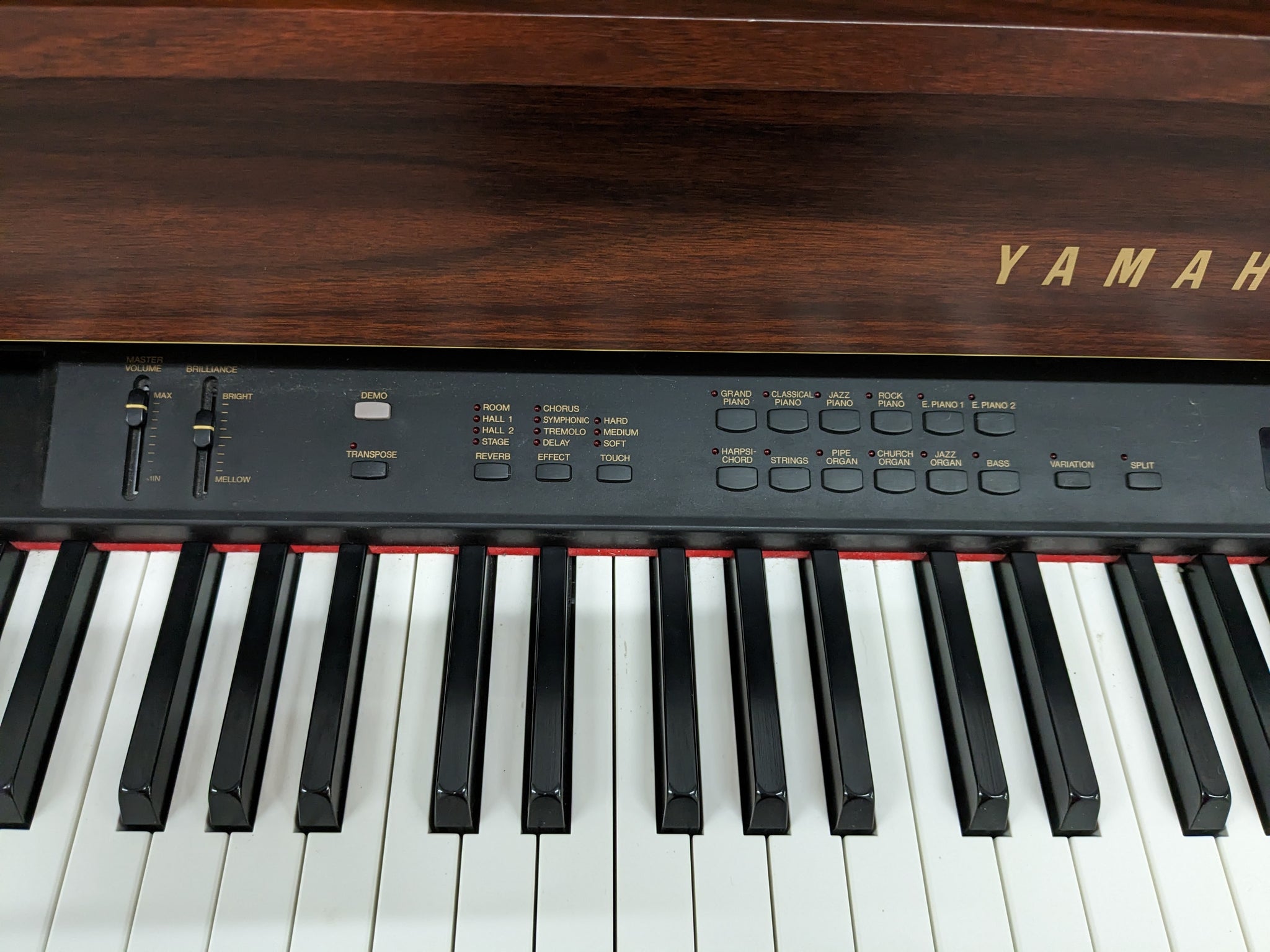 YAMAHA CLAVINOVA CLP-880 high end Digital Piano in Mahogany Stock nr 2 –  Sulinda Music