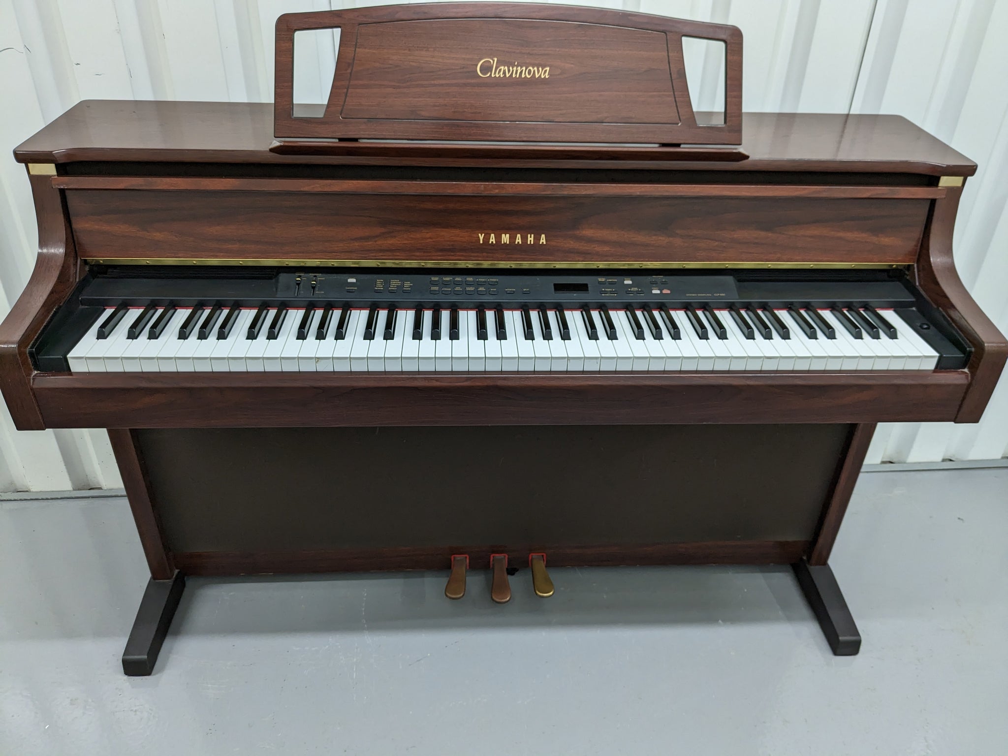 YAMAHA CLAVINOVA CLP-880 high end Digital Piano in Mahogany Stock nr 2 –  Sulinda Music