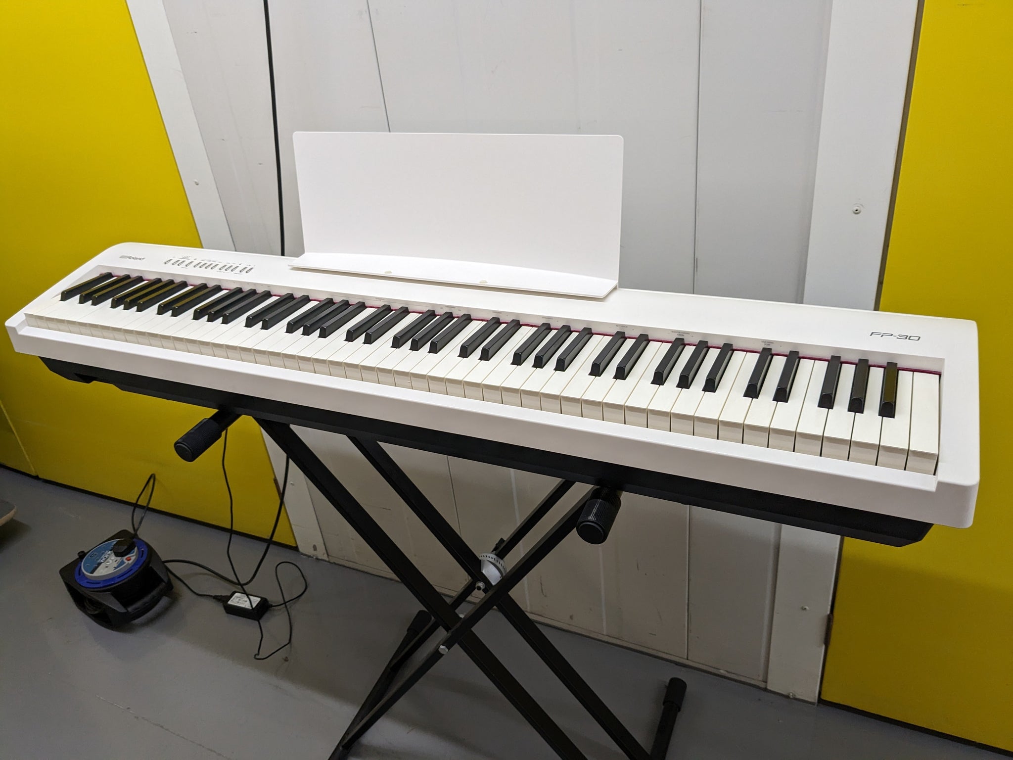pedal roland fp 30 Roland FP30 88 Key Weighted Keys Portable white piano with stand and p – Sulinda Music
