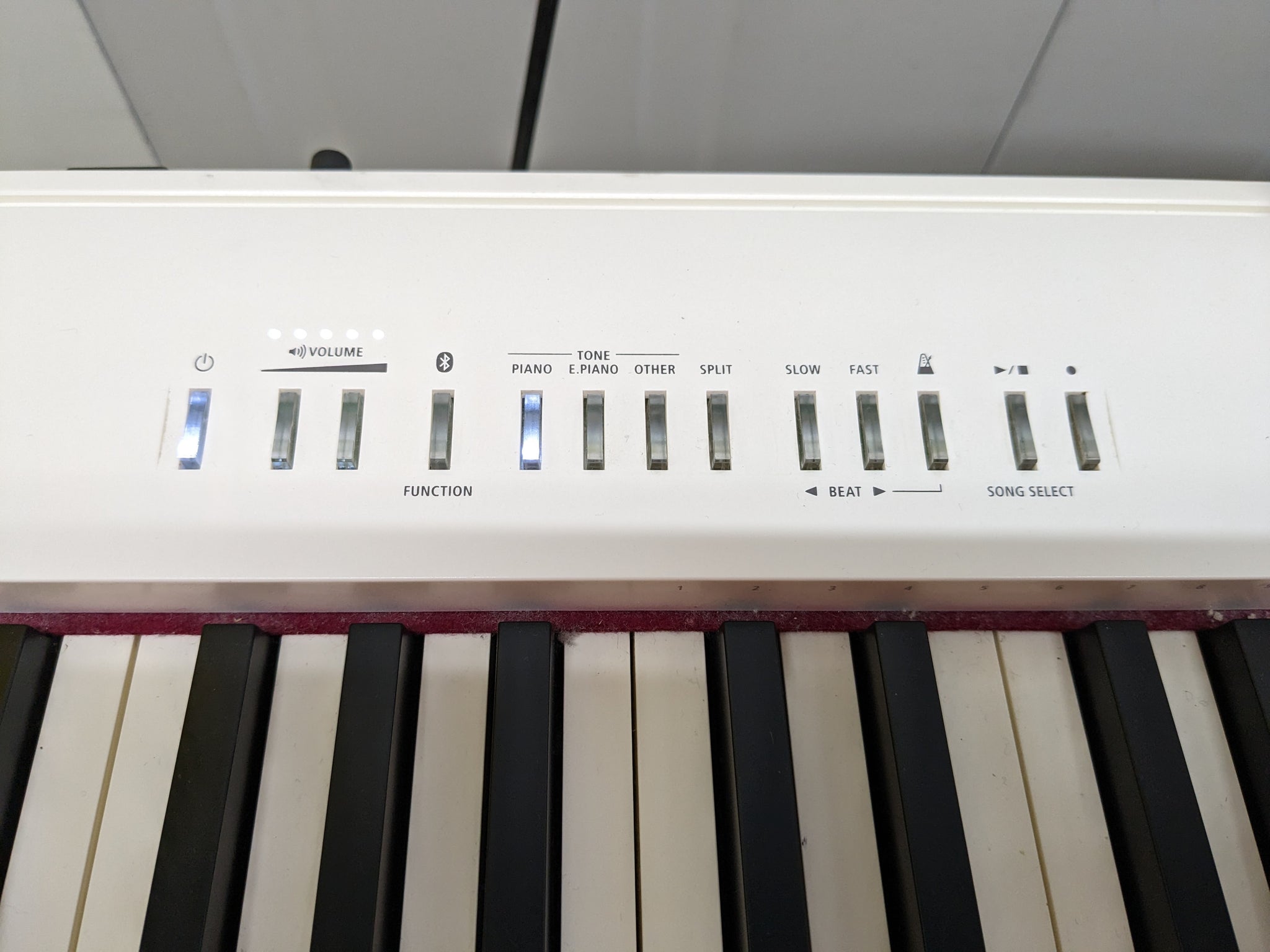 Roland FP30 88 Key Weighted Keys Portable white piano with