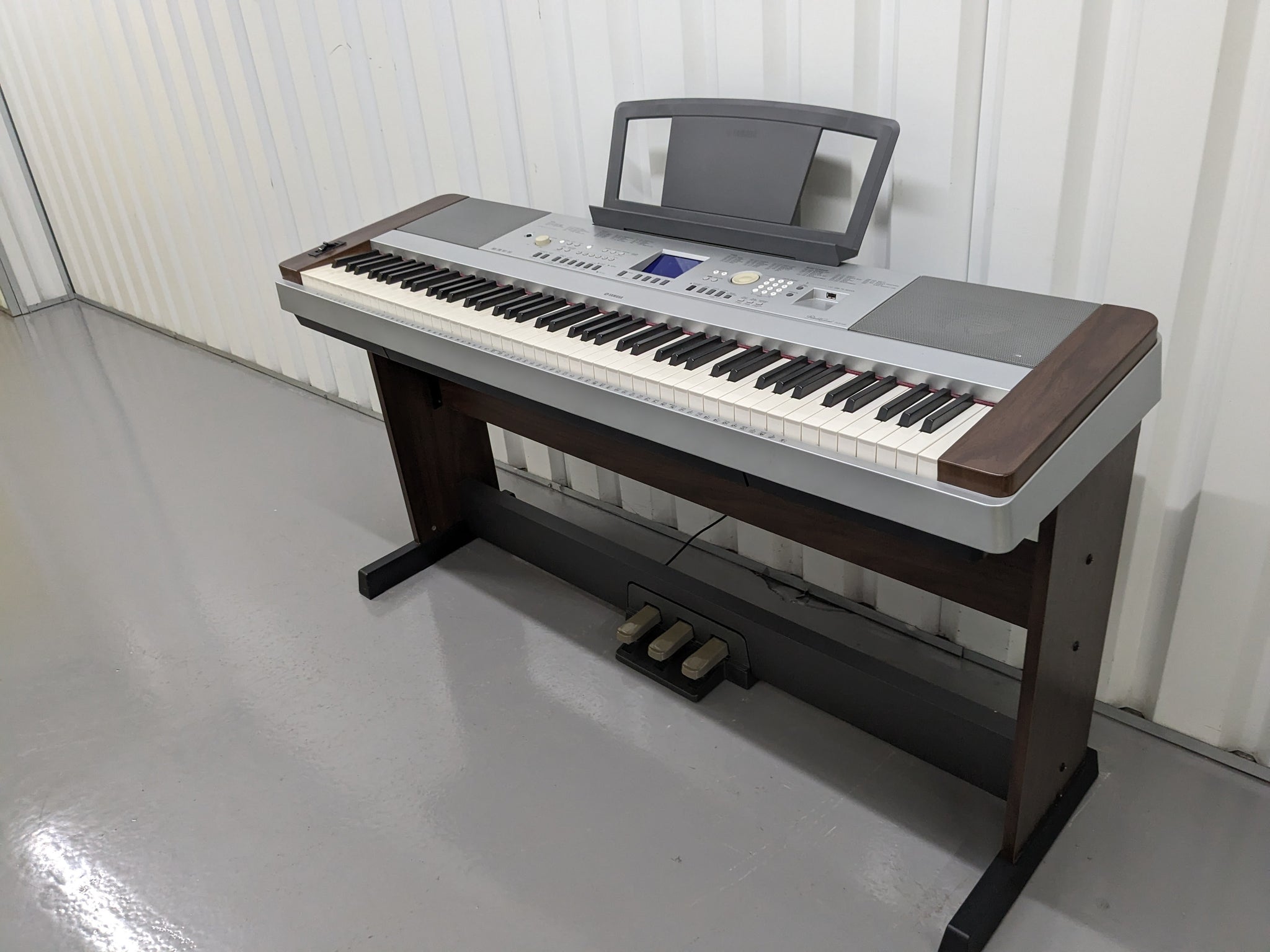 Yamaha DGX-640 88 Key Weighted Keys Portable Grand, stand +3 pedal