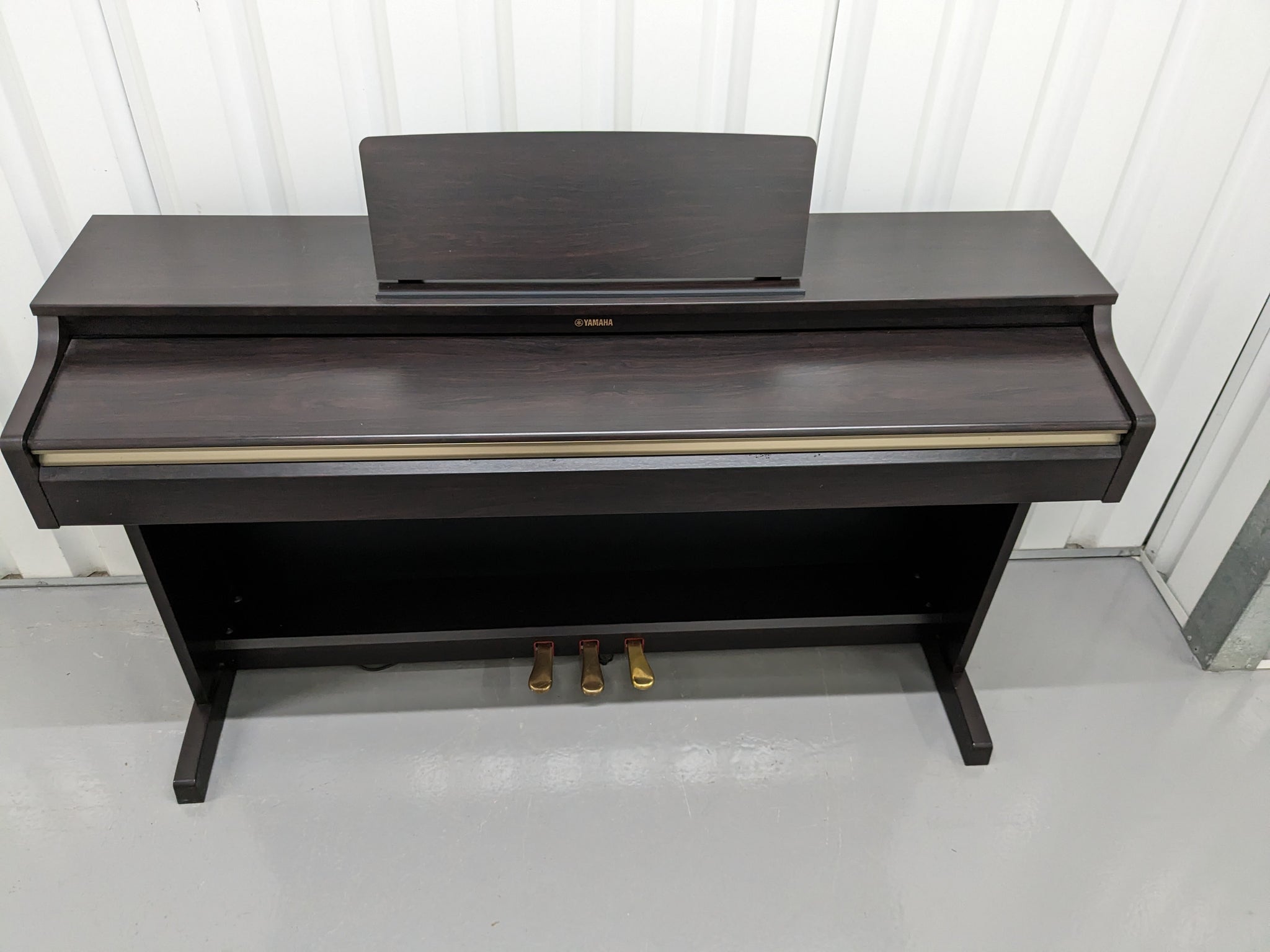 Yamaha Arius YDP-162 Digital Piano in rosewood, clavinova keyboard
