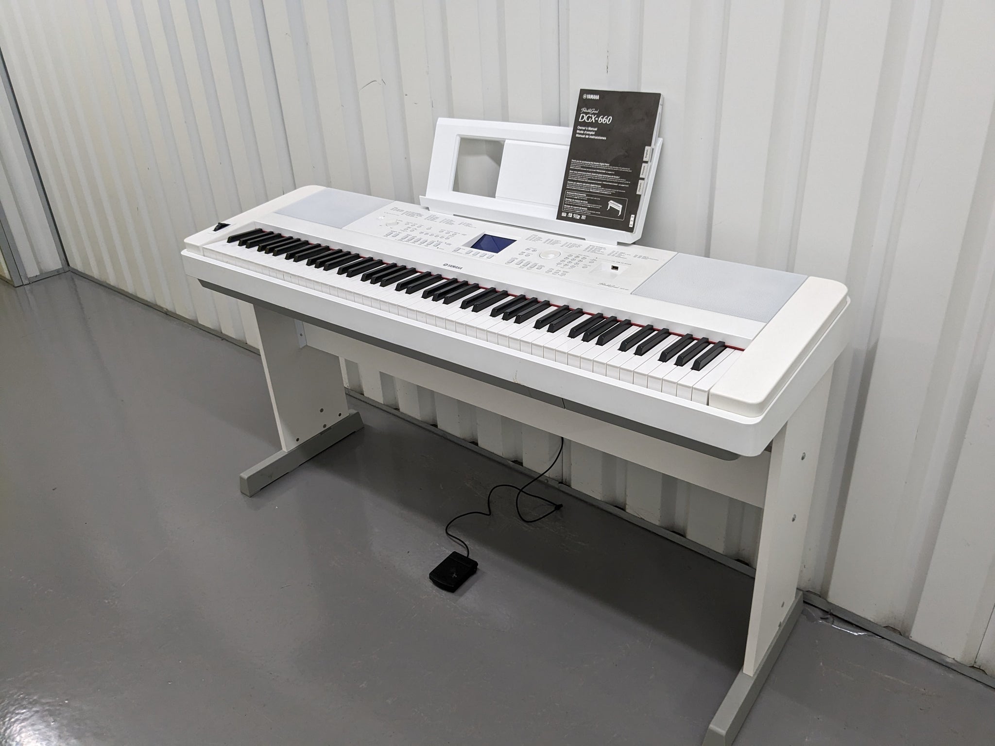 Yamaha DGX-660 in white 88 Key Weighted Keys Portable Grand, stand