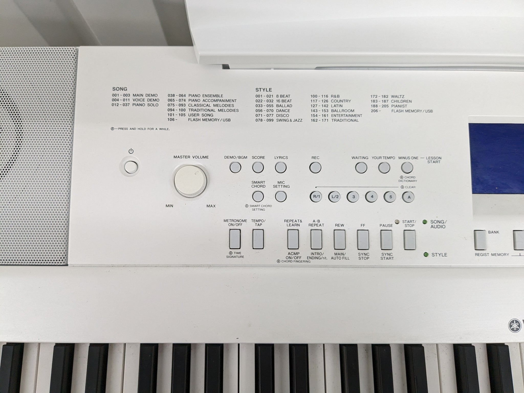 Yamaha DGX-660 in white 88 Key Weighted Keys Portable Grand, stand